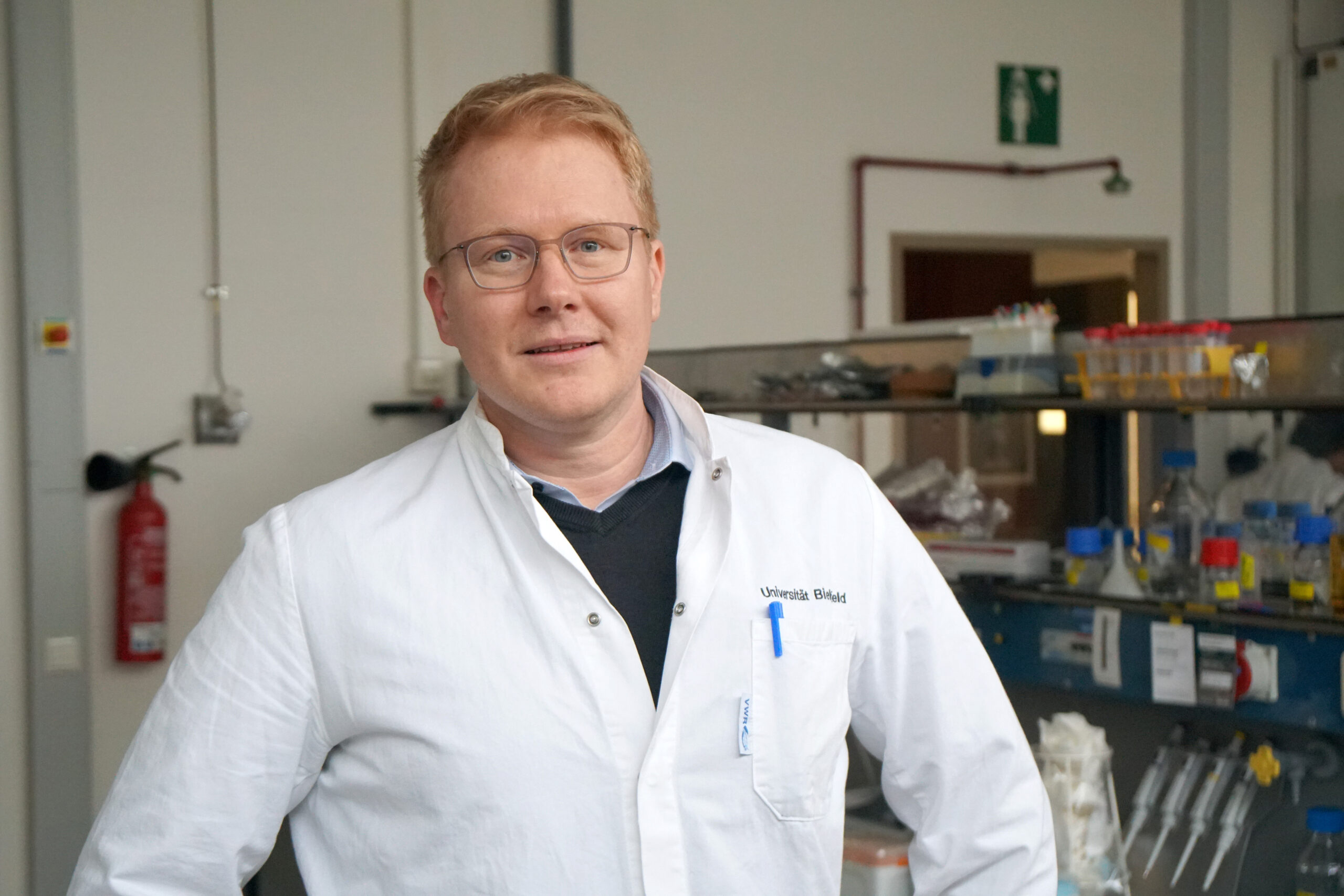 Porträtfoto von Prof. Dr. Stephan Hammer im weißen Laborkittel
