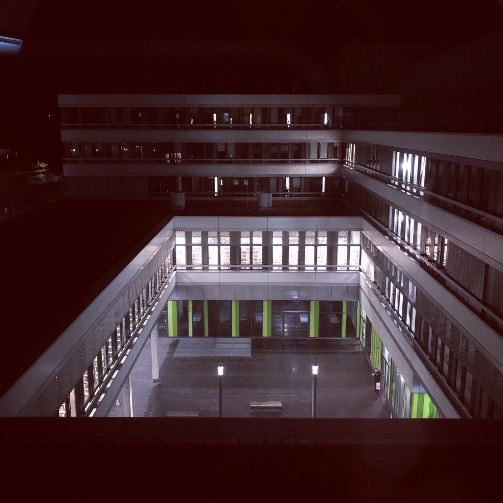 Das X-Gebude der Universitt Bielefeld bei Nacht