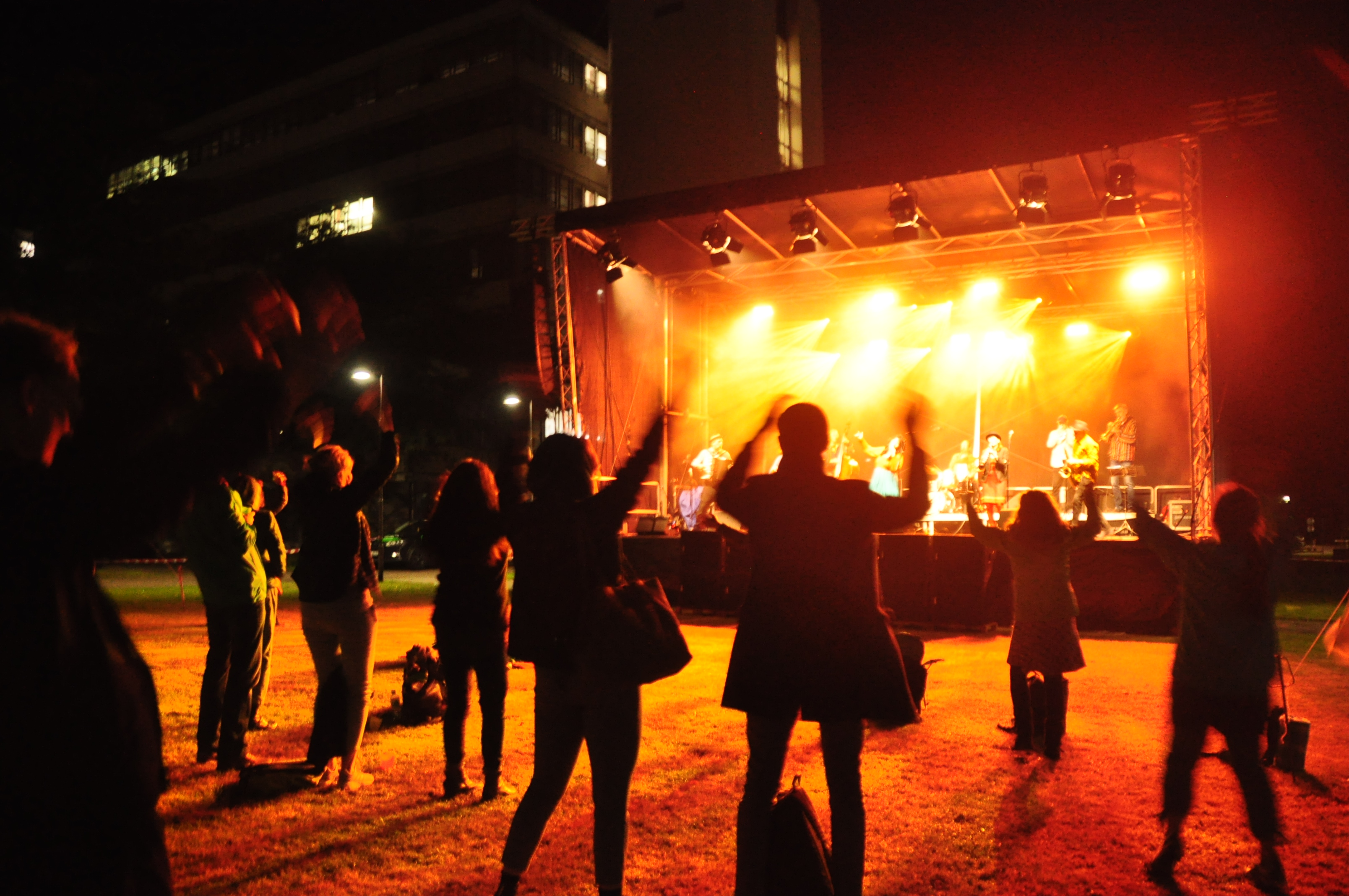 Tanzende Menschen vor einer Open-Air-Bhne der Nacht der Klnge 2021