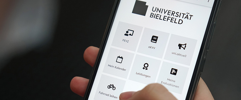 Blick auf einen Smartphone-Bildschirm, auf dem die „Meine Uni“-App geffnet ist.