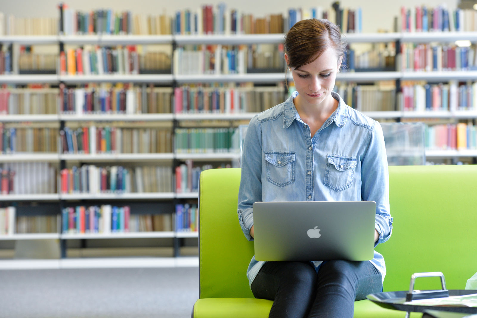 Studierende in der Bibliothek