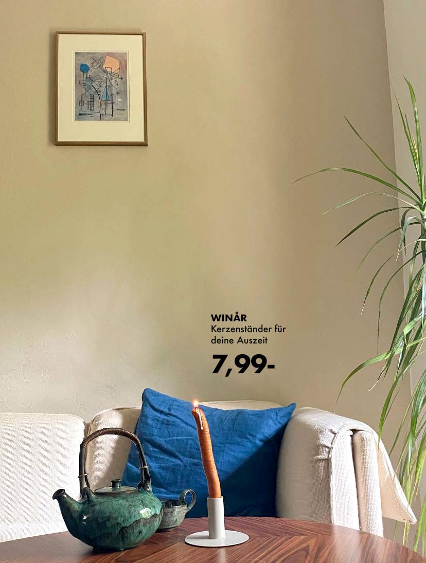 Wienerwürsten im Kerzenständer. Bild in Form einer Ikea Werbung.