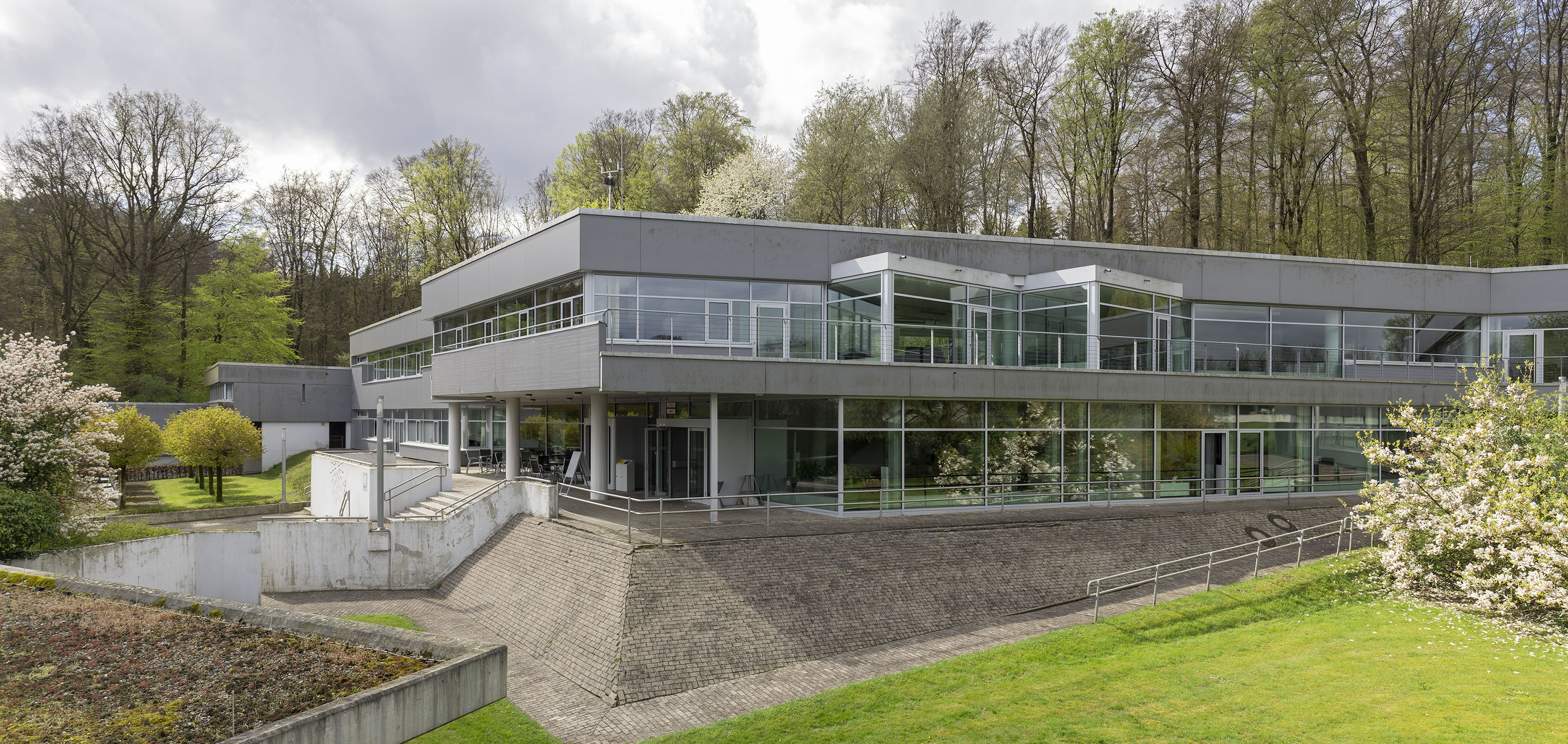 ZiF main building from the side, blooming trees, green lawn