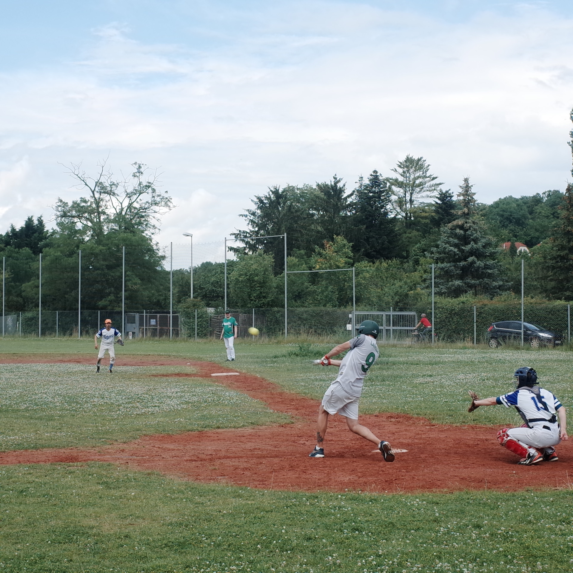 ein Spieler der Beavers schlägt den Ball