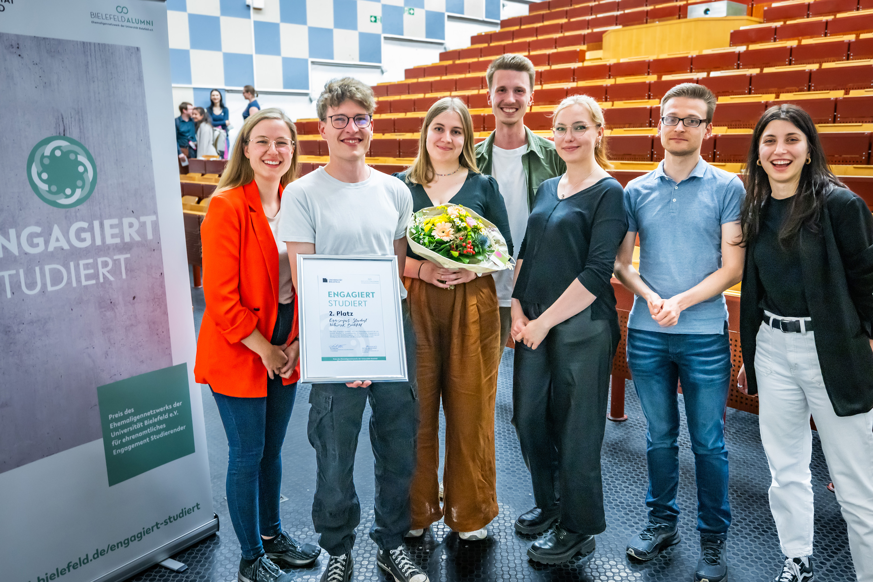  Erasmus Student Network (ESN) mit Blumen und Urkunde