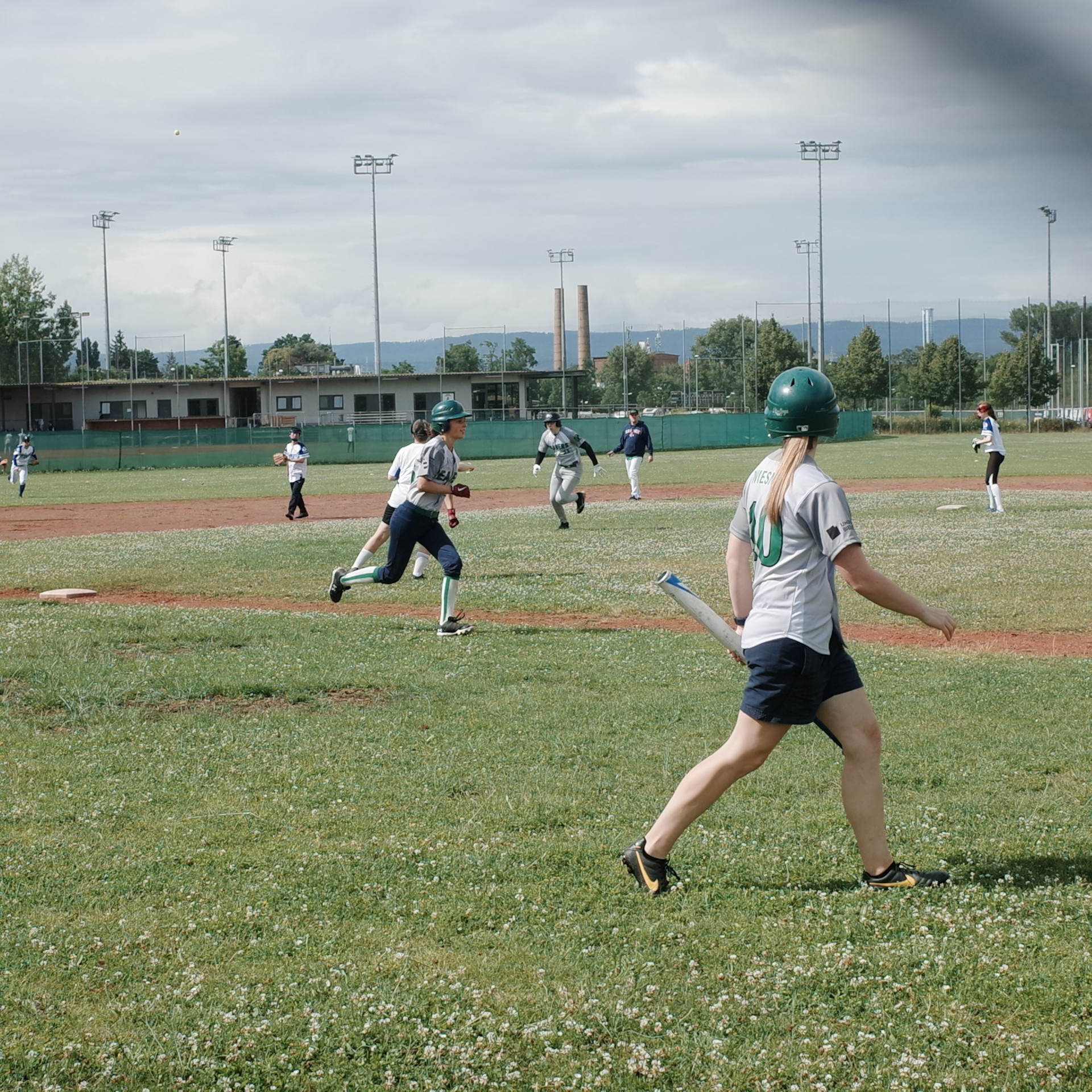 zwei Spieler*innen der Beavers rennen von Base zu Base