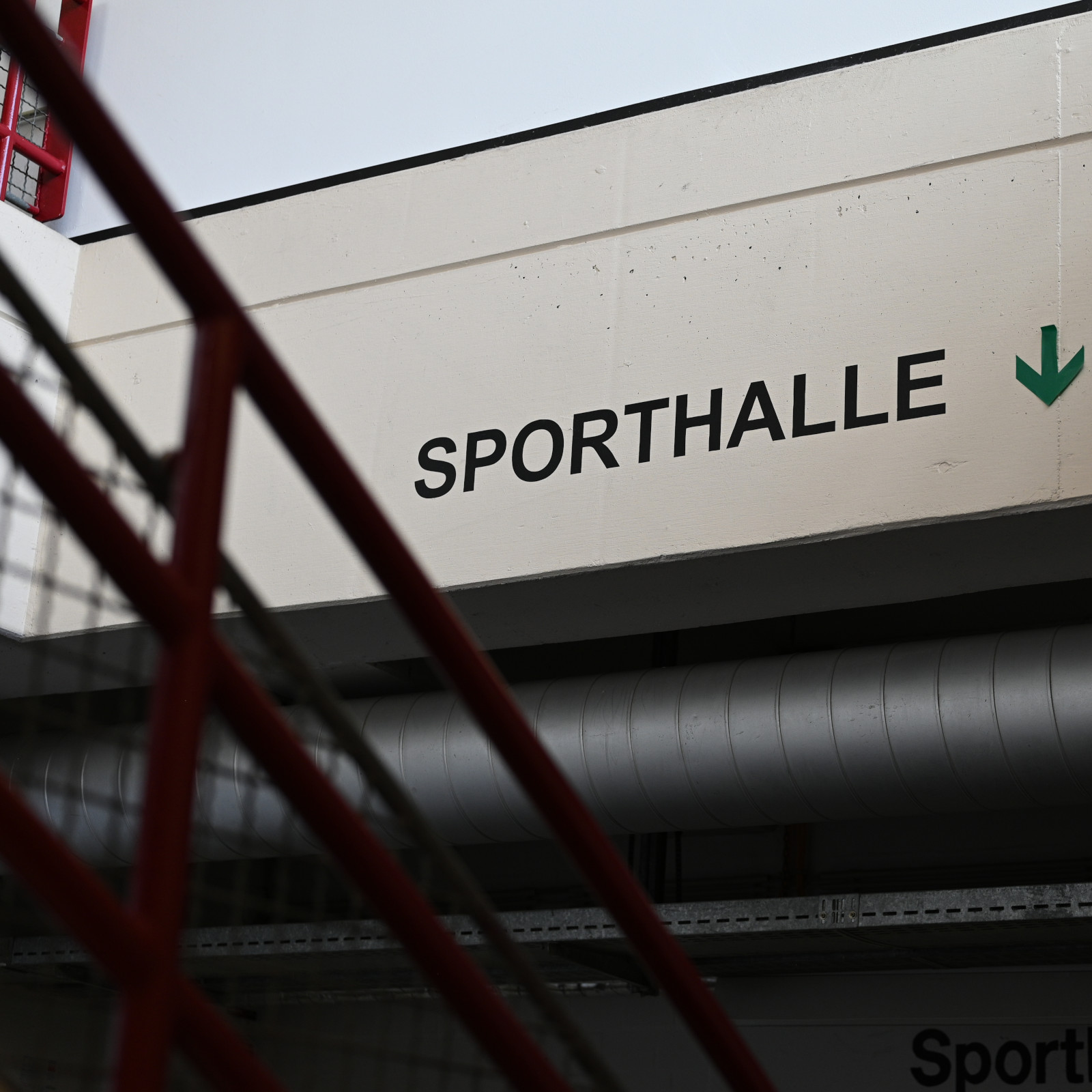 Foto zeigt Eingang der Sporthallen