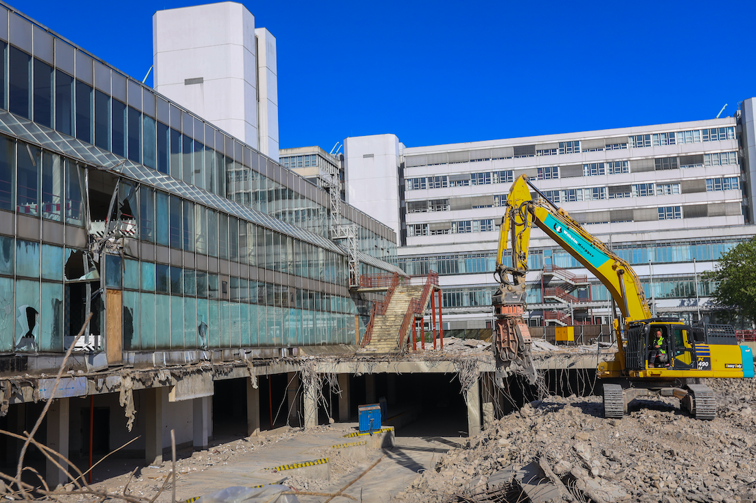 Baustelle: Die alte Mensa am UHG wird abgerissen