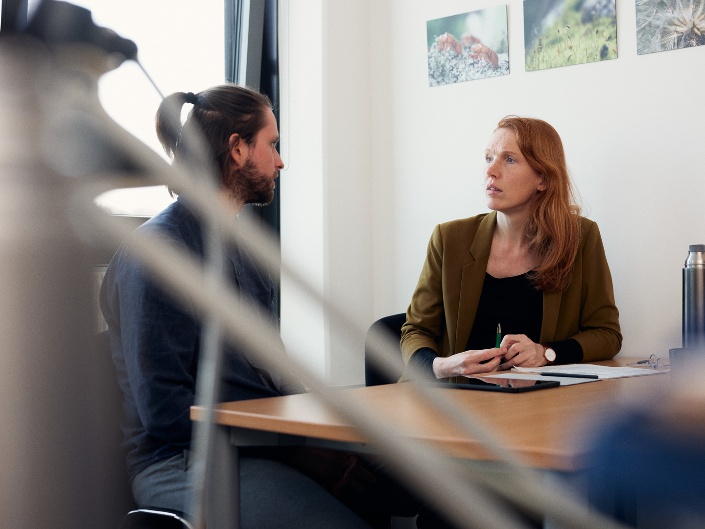 Zwei Personen sitzen sich gegenüber und beraten sich.