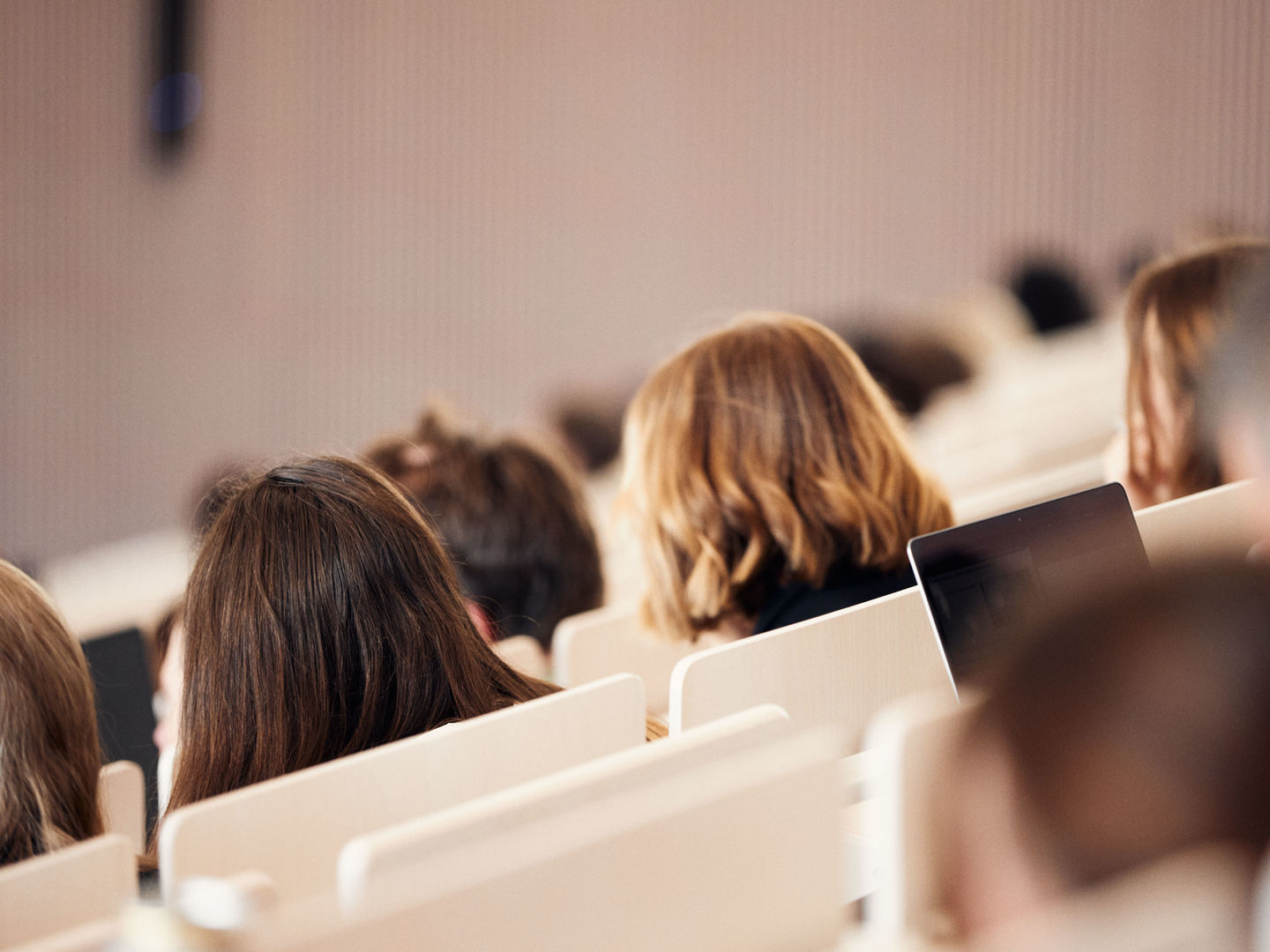 Studierende vor Schließfächern