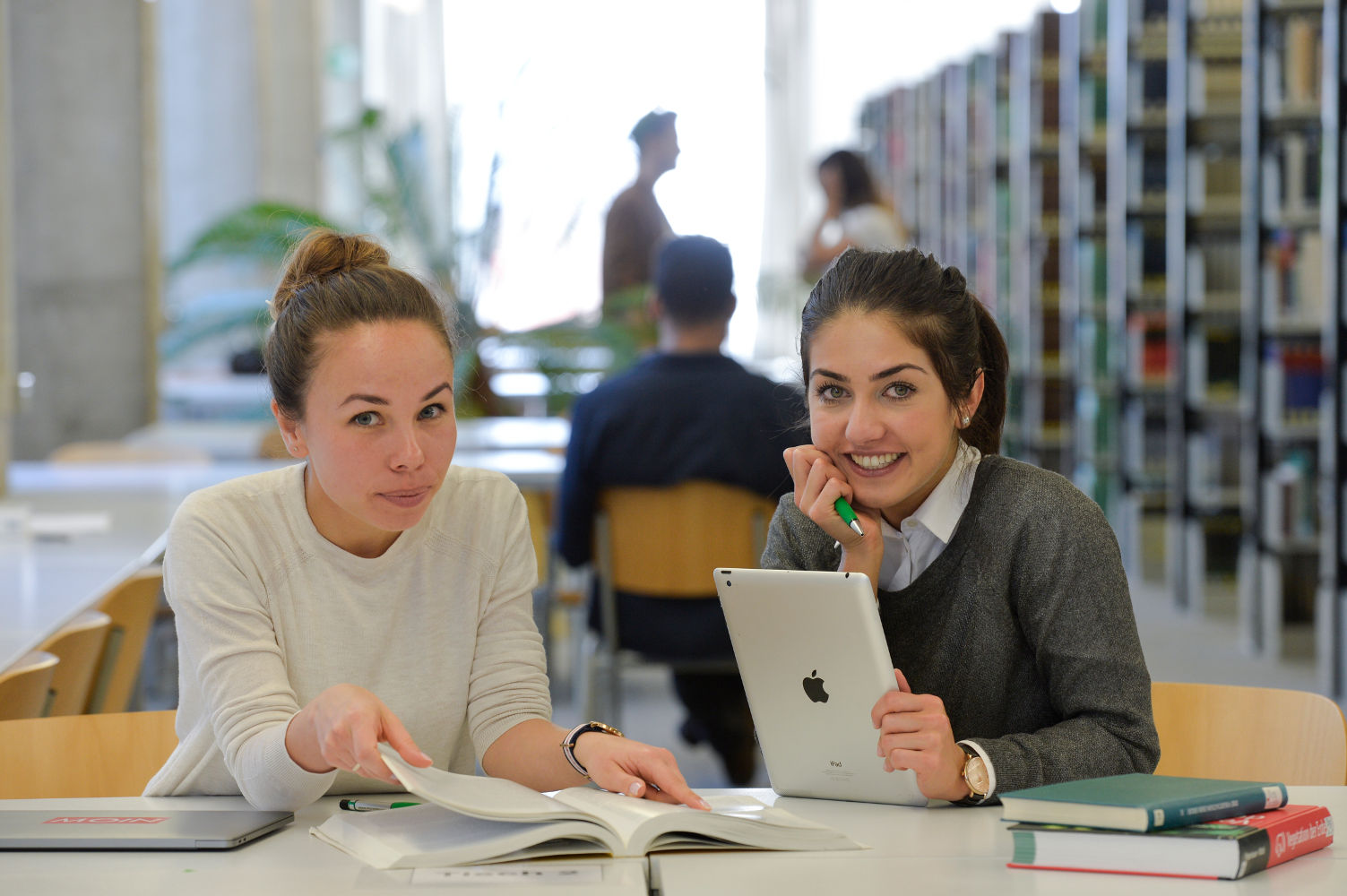 Personen in der Bibliothek