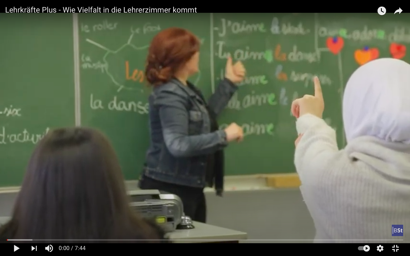 Startbild mit Lehrerin an der Tafel für den Film "Lehrkräfte Plus - Wie Vielfalt in die Lehrerzimmer kommt"