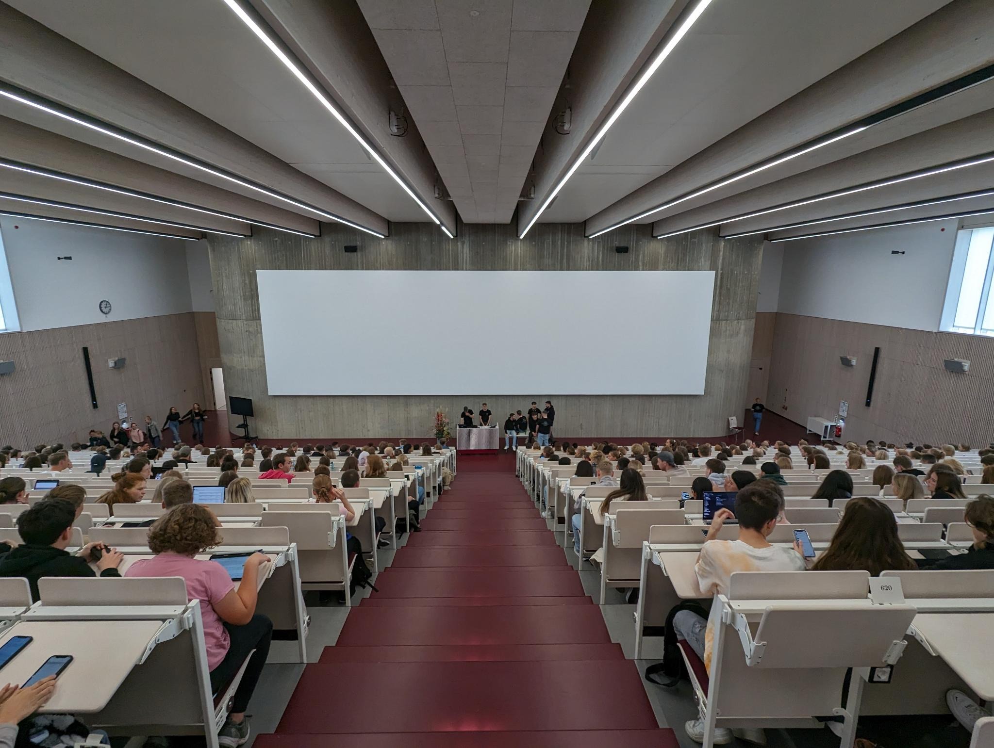 Fachschaft Lehramt vor Studierenden im Audimax.