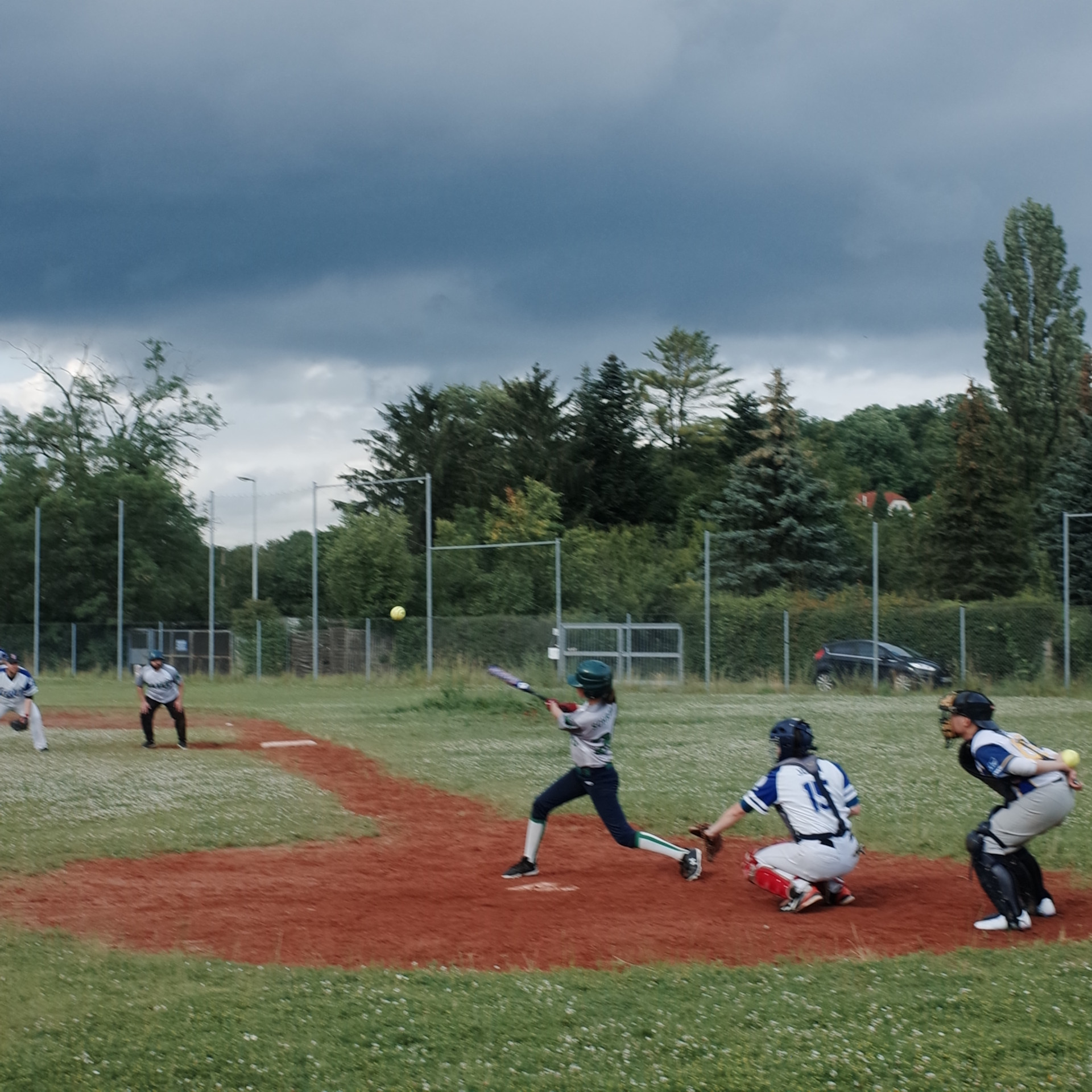 eine Spielerin der Beavers schlägt den Ball weit in die Luft