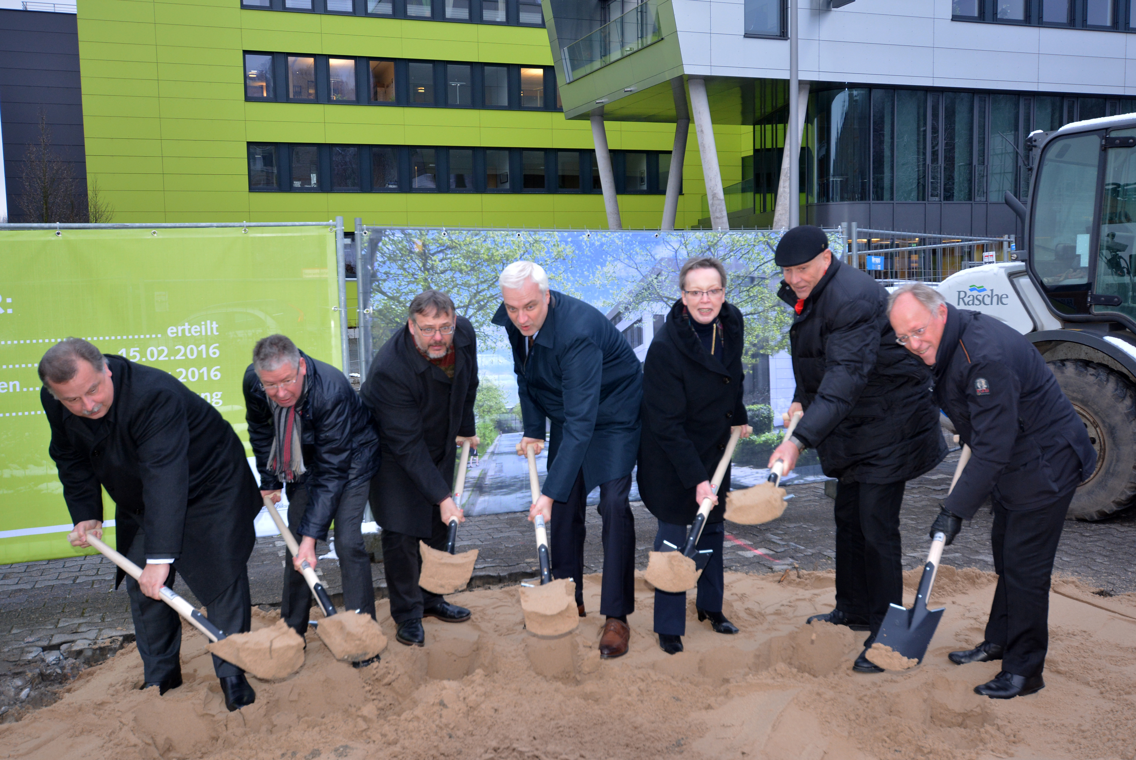 Vertreter*innen machen den ersten Spatenstich für den Gebäudebau