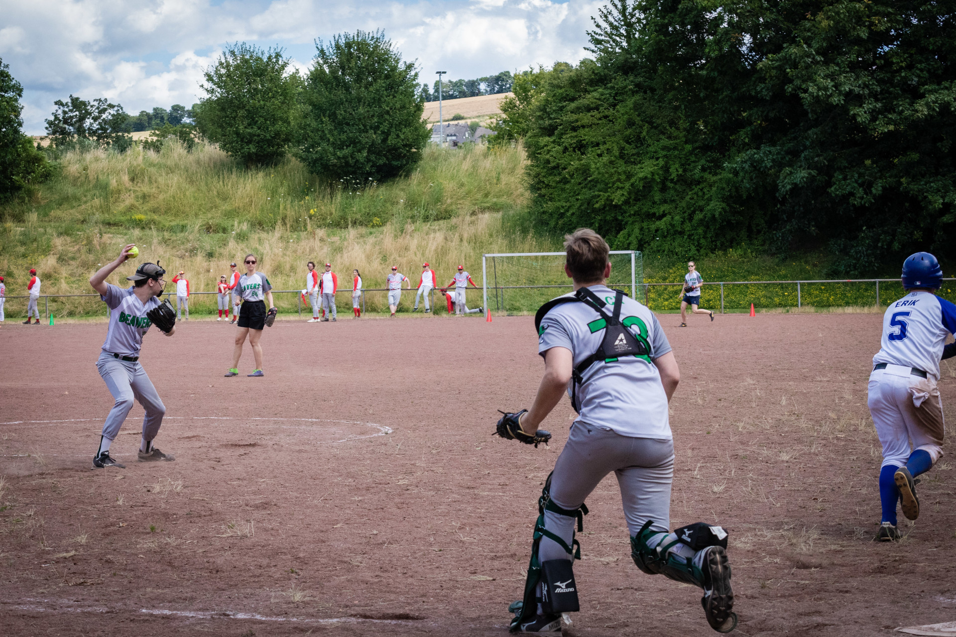 der Pitcher der Beavers setzt an, den Ball zur ersten Base zu werfen, um dort einen gegnerischen Runner auszumachen