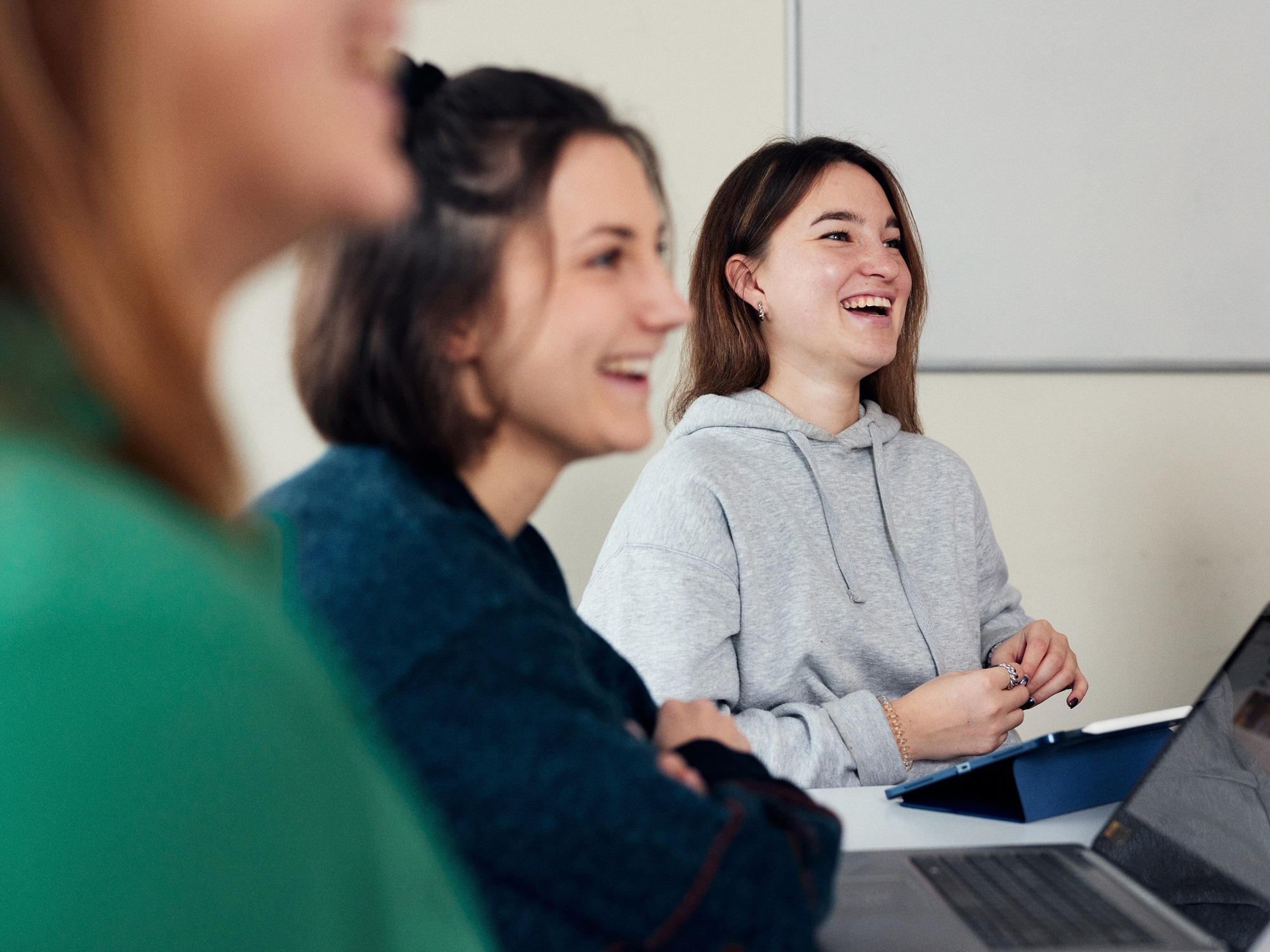 Studierende sitzt an ihrem Laptop, neben mehreren Post-its