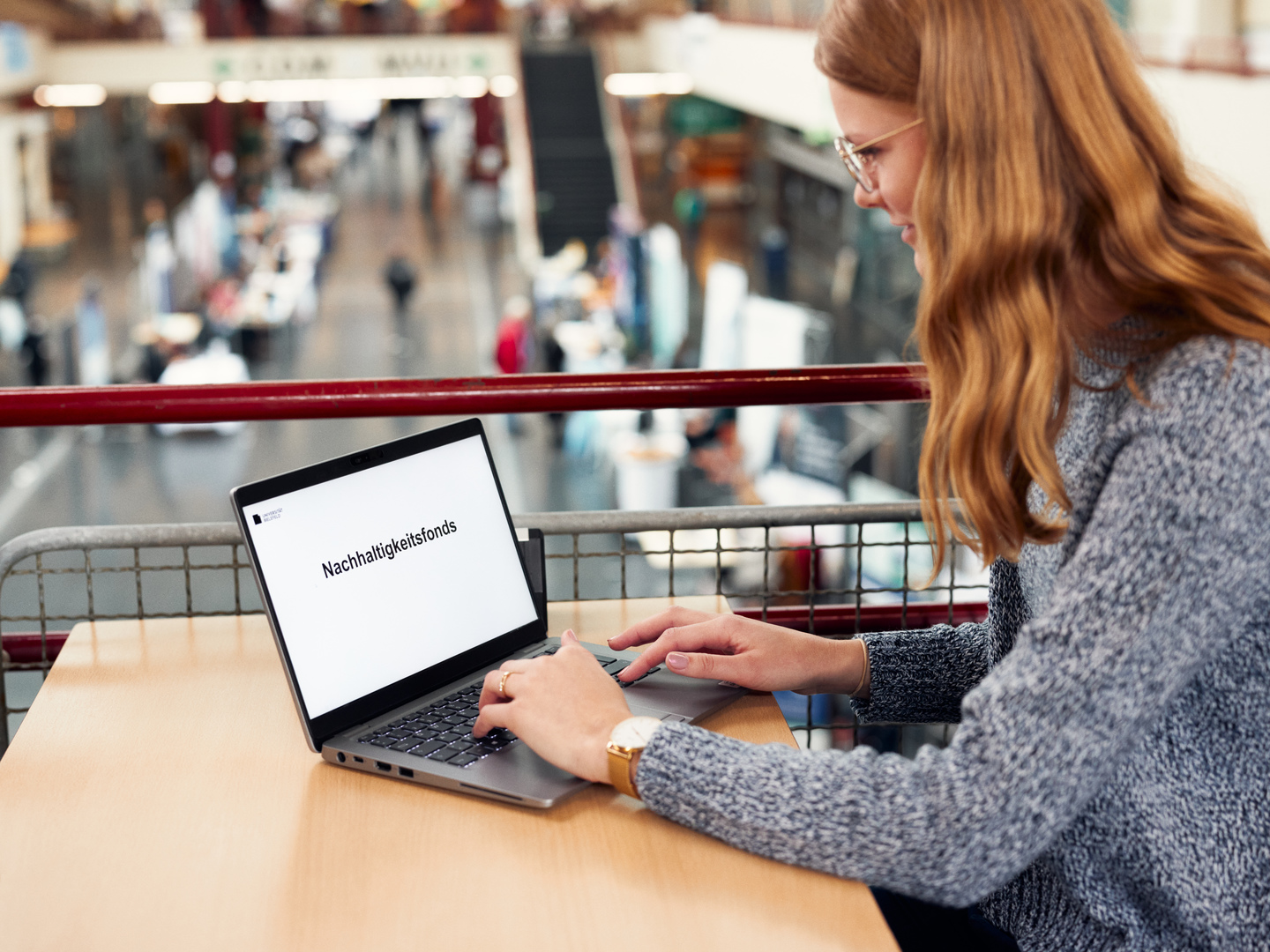 Blick auf Tablet mit Forschungsdaten