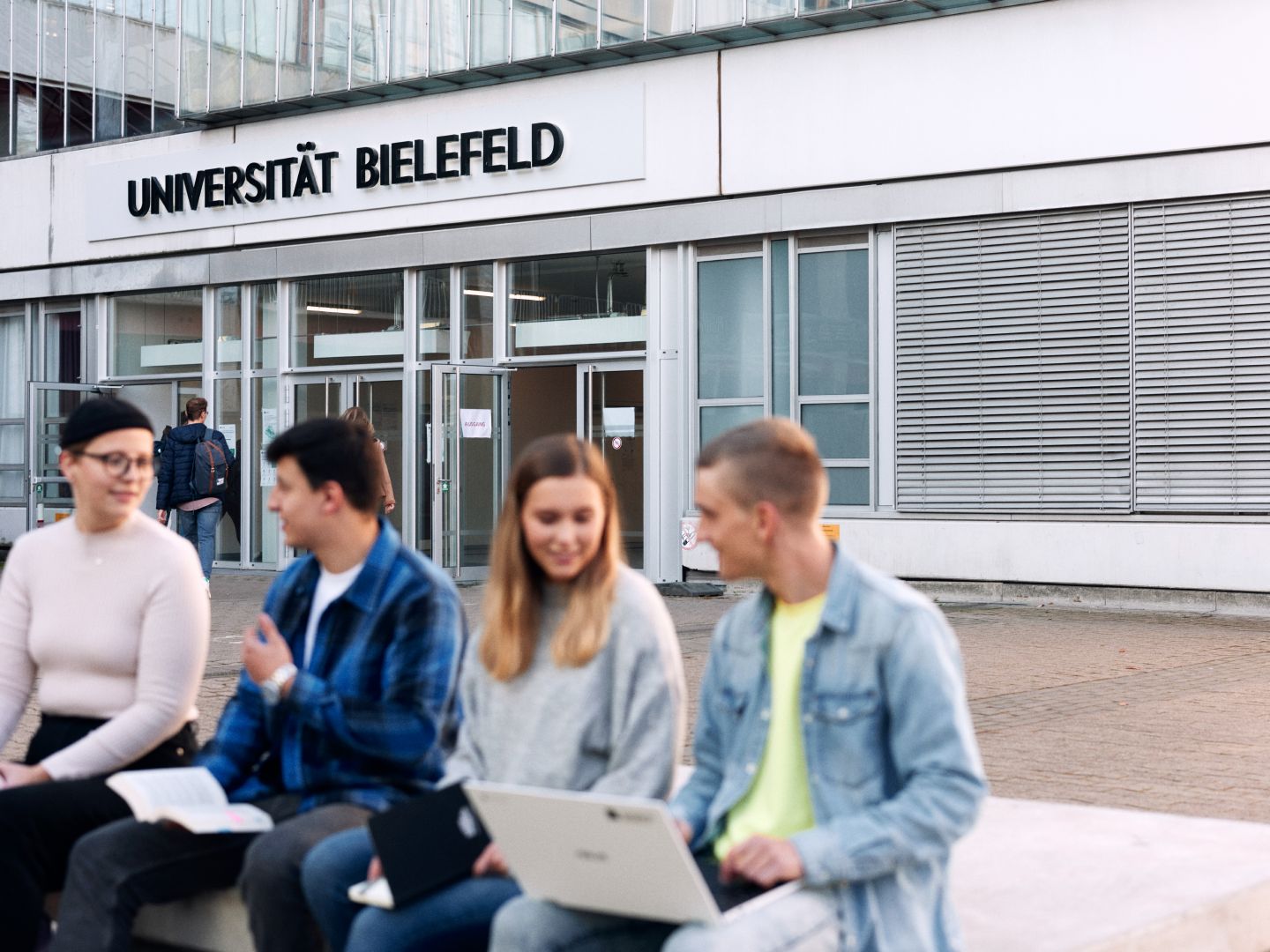 Menschen vor dem Haupteingang