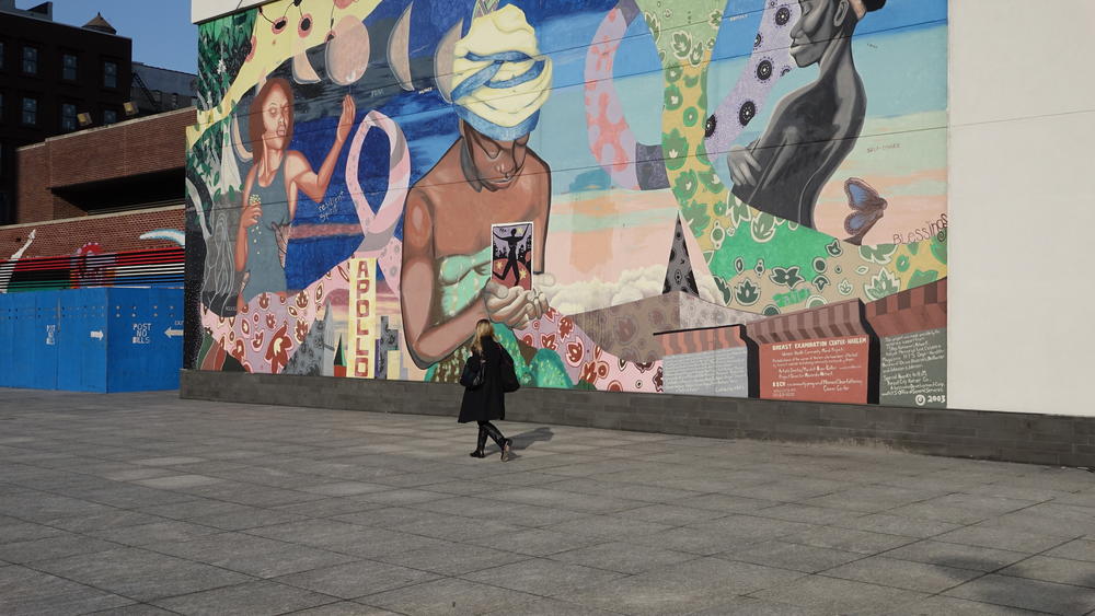 Picture showing Prof. Wilfried Raussert in front of a colorful mural