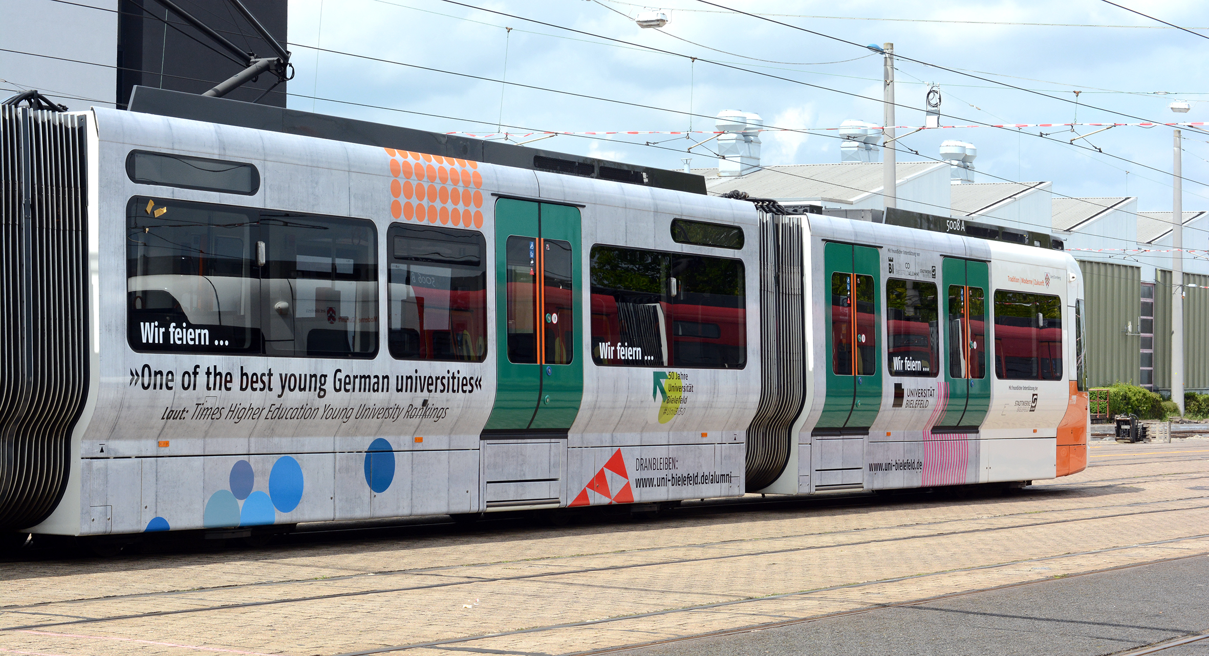 Bild der fertig beklebten Bahn auf dem Betriebshof.