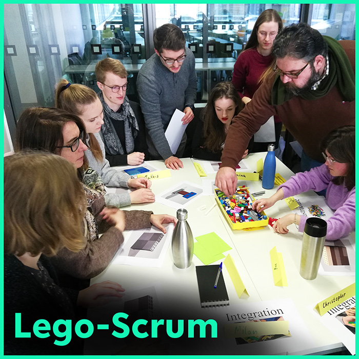 Studierende Arbeiten an ihrem Lego-Scrum Projekt