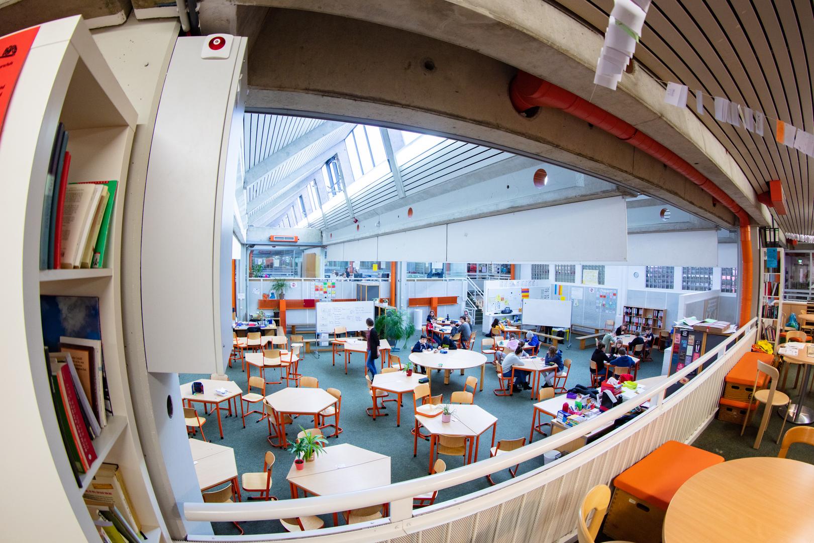 Sicht auf eine Ebene in der Laborschule, verzerrte Aufnahme mit Fisheye-Objektiv