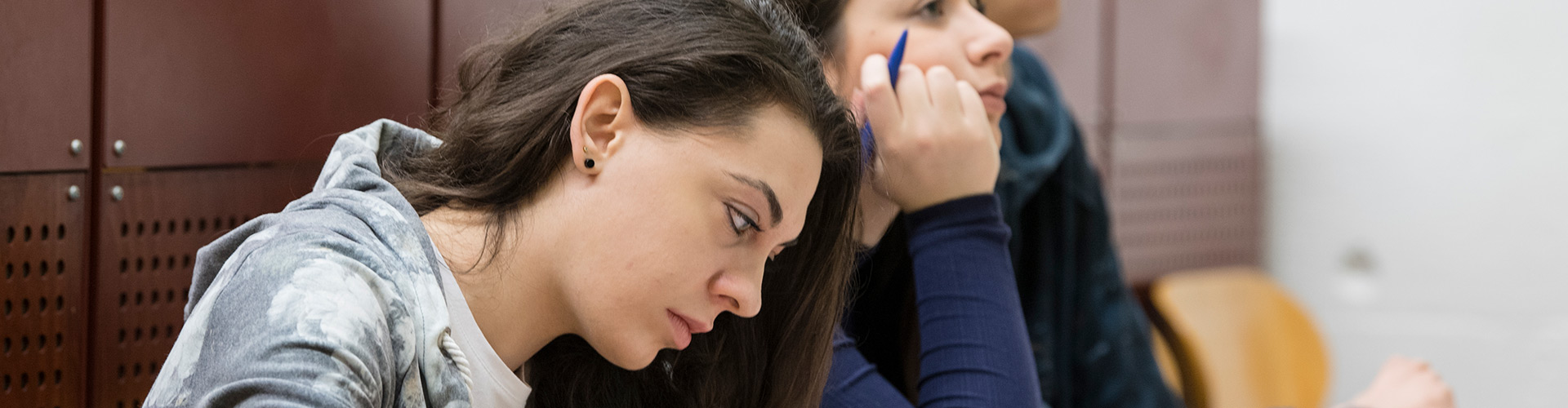 Zwei Studentinnen in einer Vorlesung