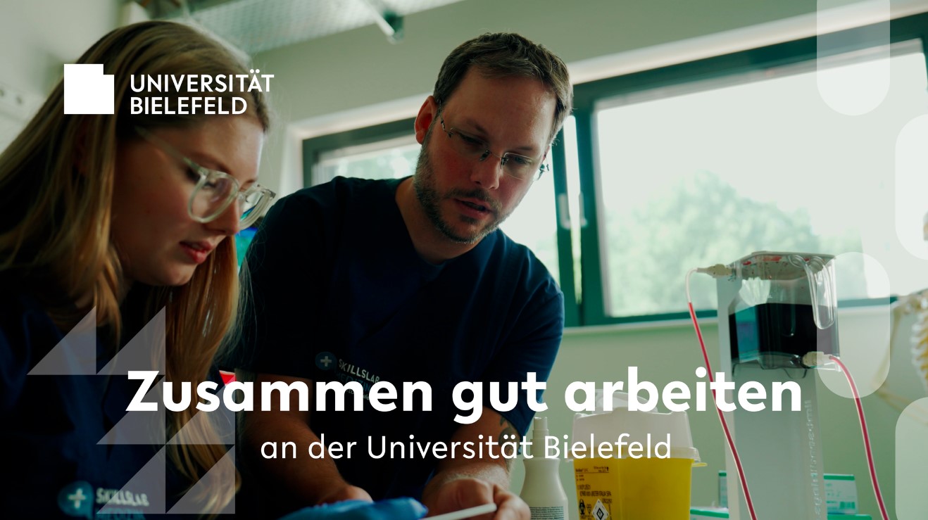 Mike Reichert zeigt einer Studentin, wie Blutabnehmen geht.