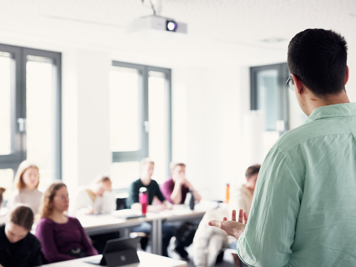 Lehrperson vor Studierendengruppe