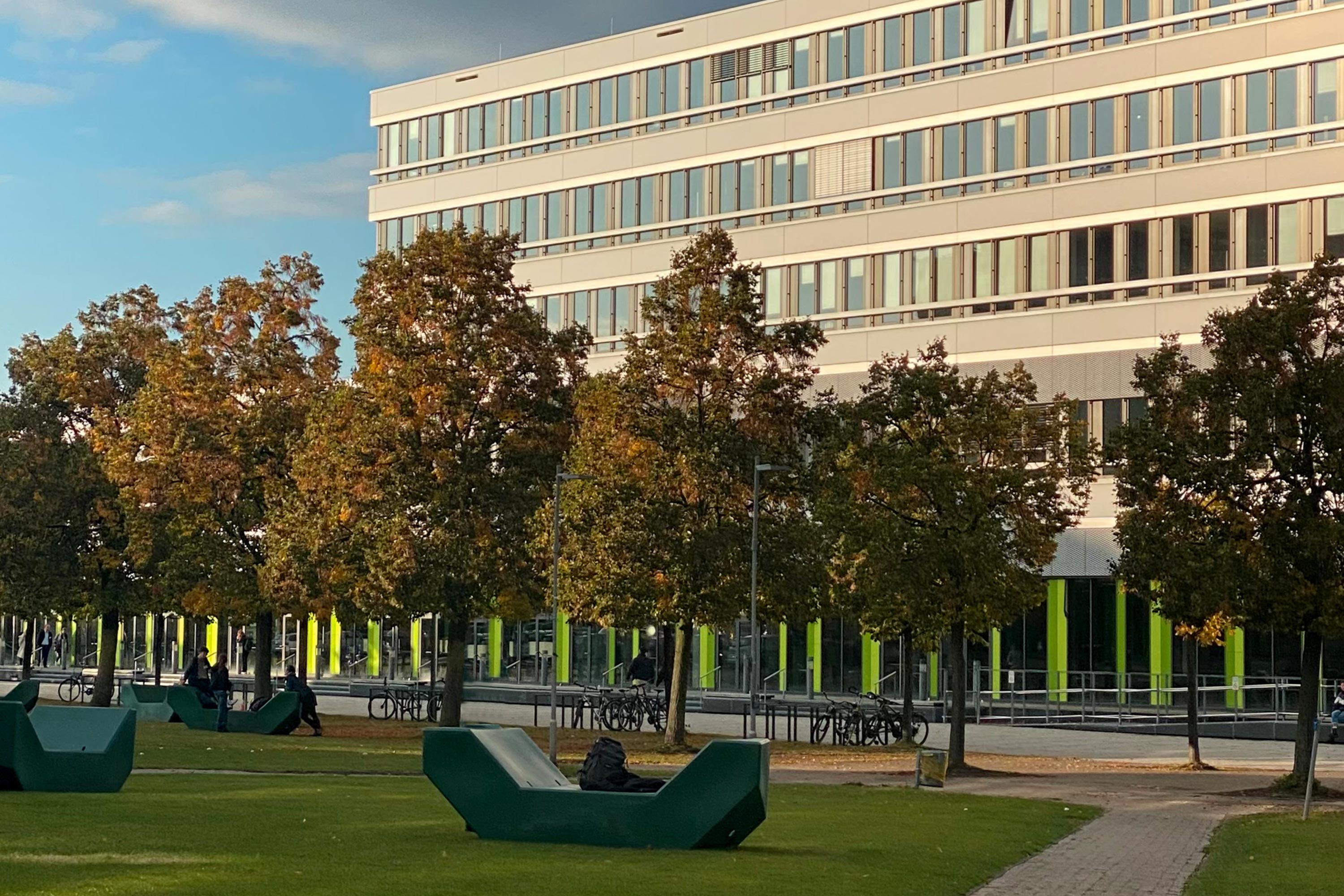 Blick auf das X-Gebäude der Universität Bielefeld