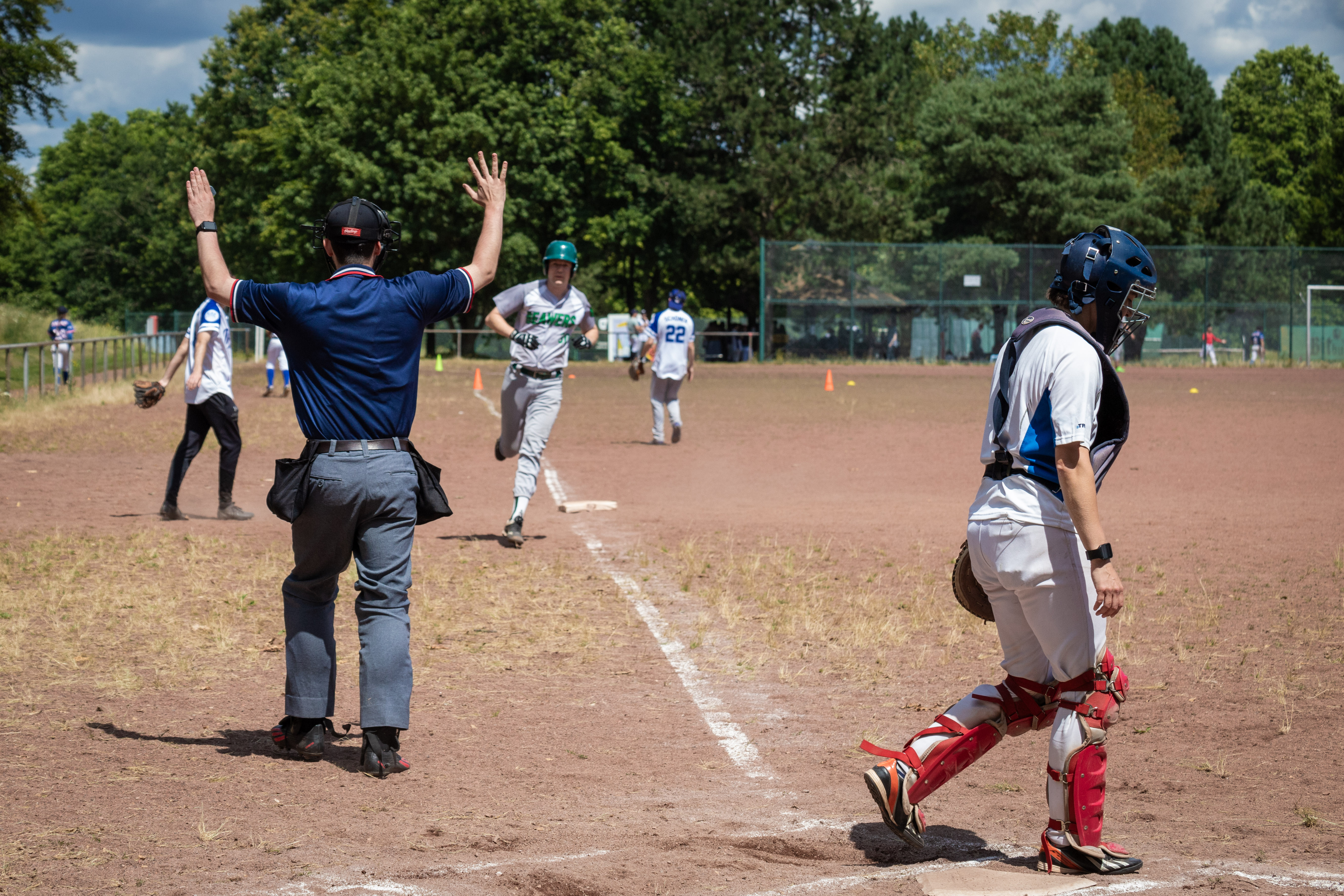 ein Runner der Beavers läuft zur Homeplate, während der Schiedsrichter ein Zeichen gibt