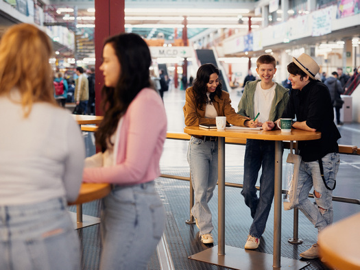 Studierende an Stehtischen