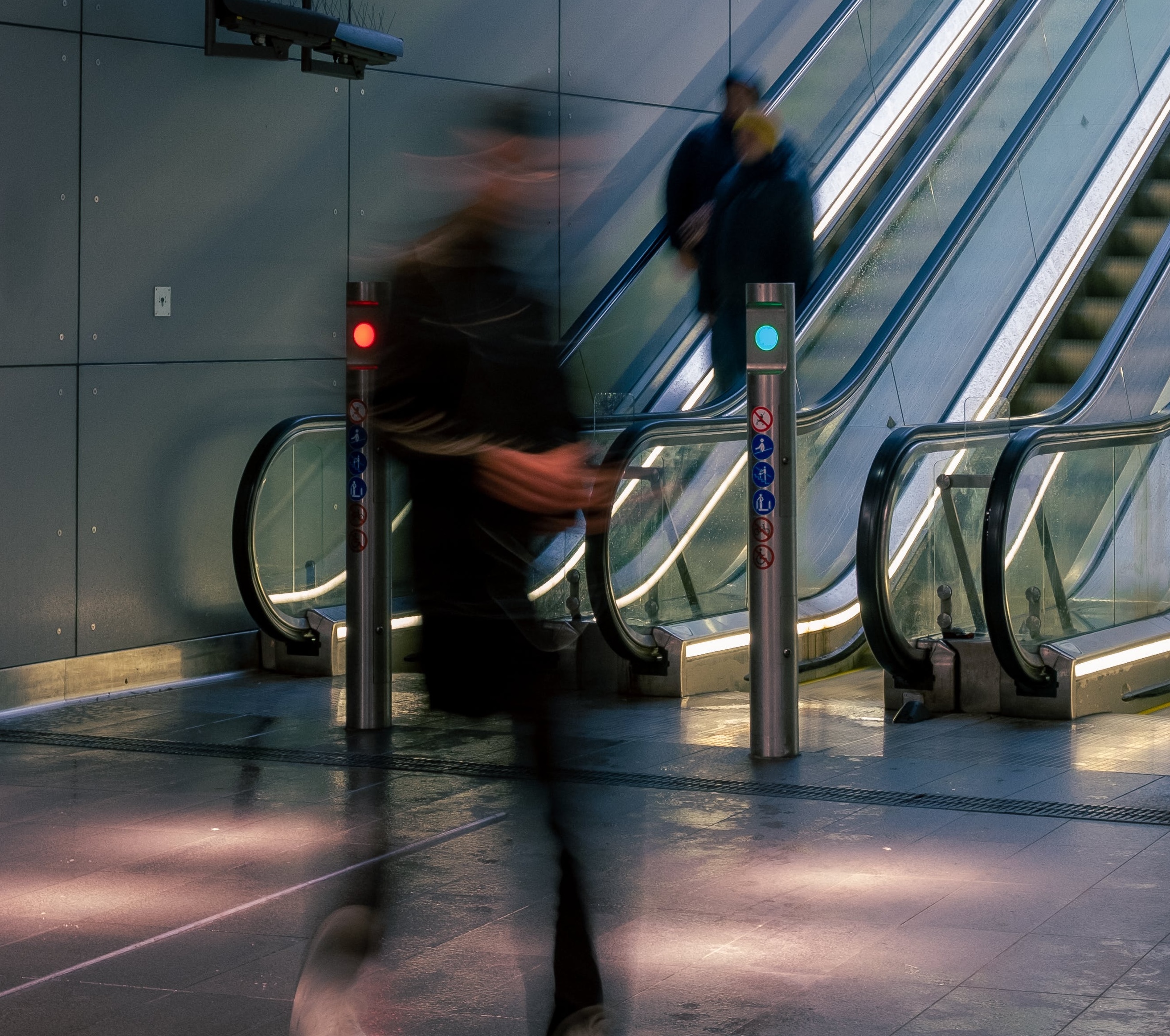 Verschwommene Passagiere in einem Bahnhof