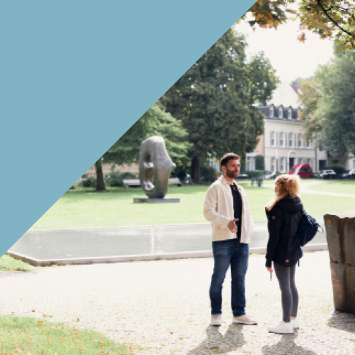 Zwei Studierende im Kunsthallen-Park