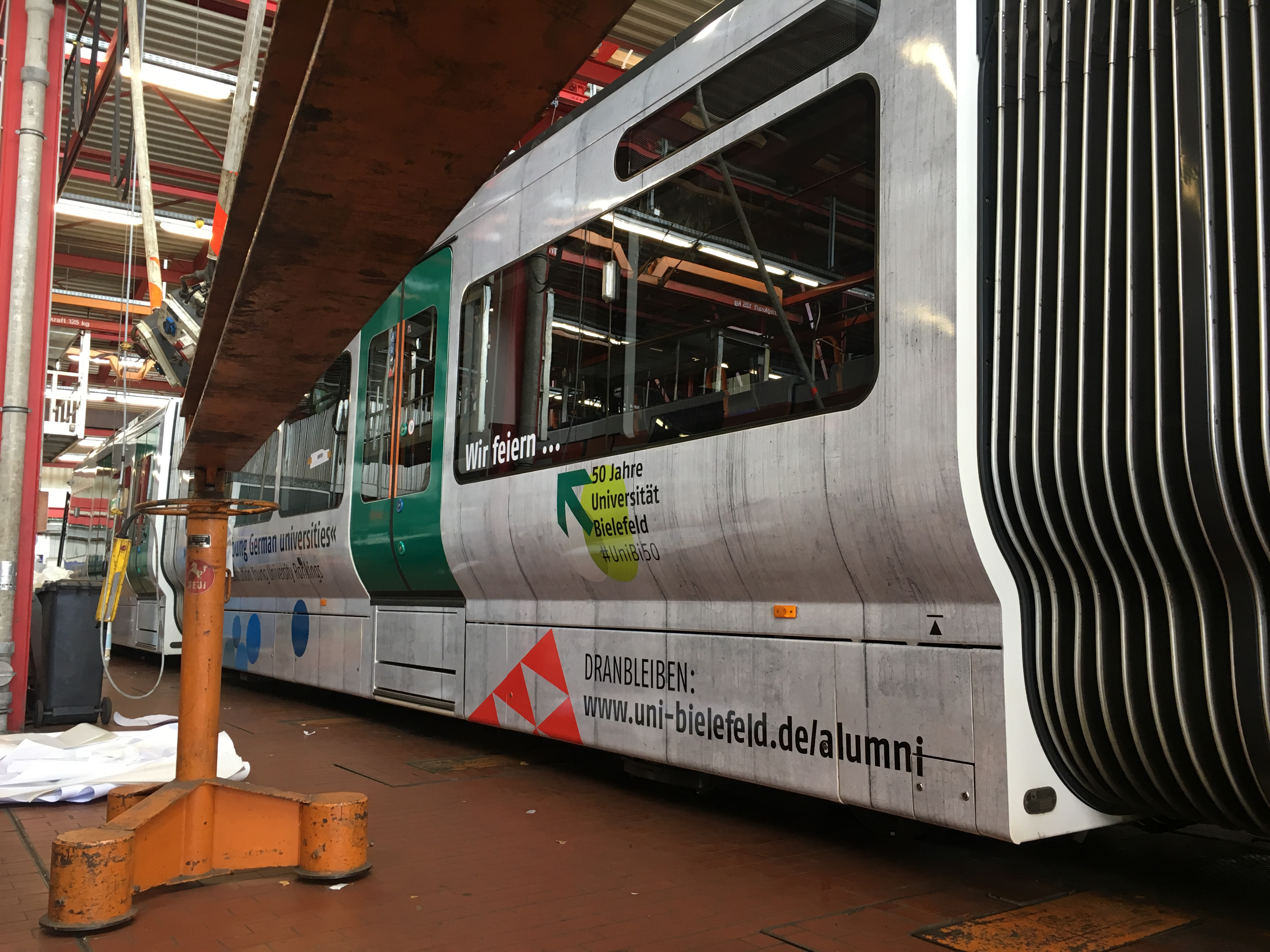 Bild zeigt einen fertigen Teil der beklebten Straßenbahn