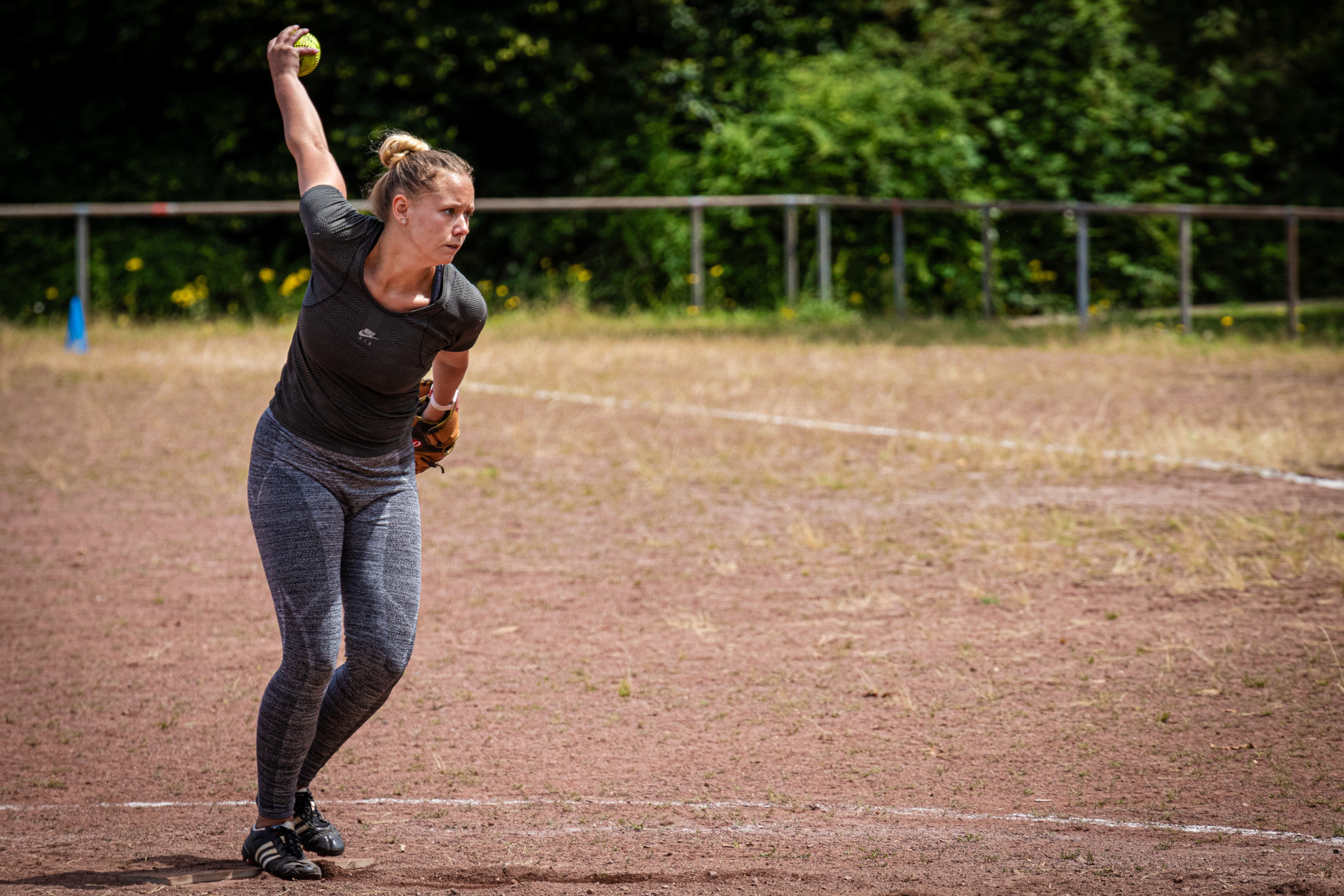 die Pitcherin der Beavers setzt zum Wurf an