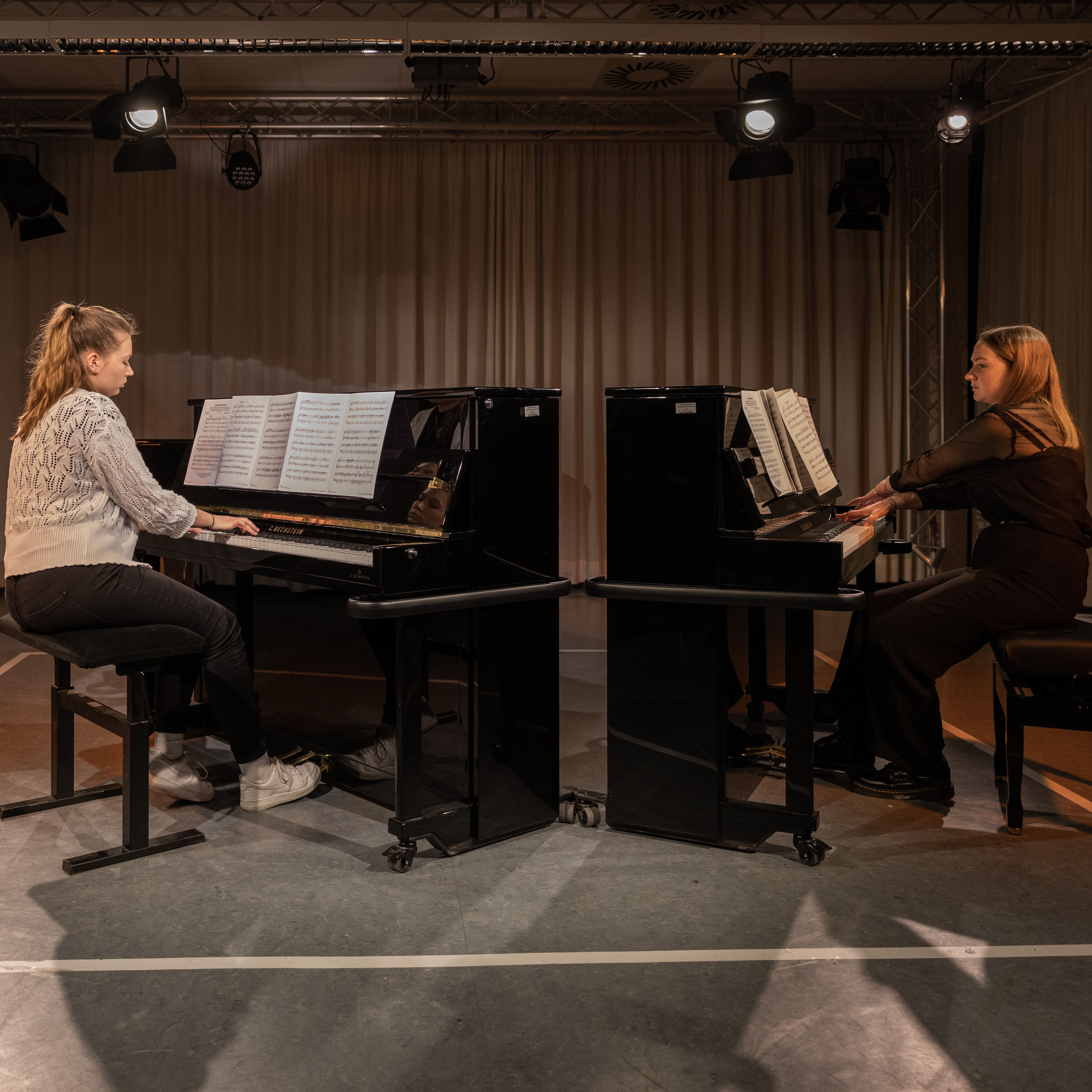 Pianistinnen an zwei Klavieren