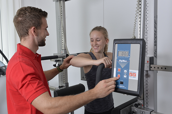 Fitnesstrainer gibt Gerteeinweisung