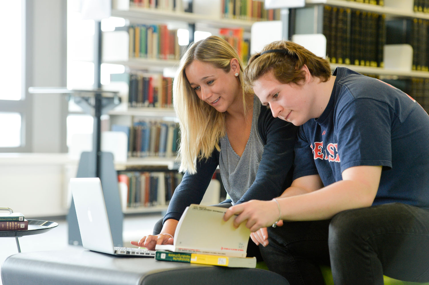 Studierende in der Bibliothek