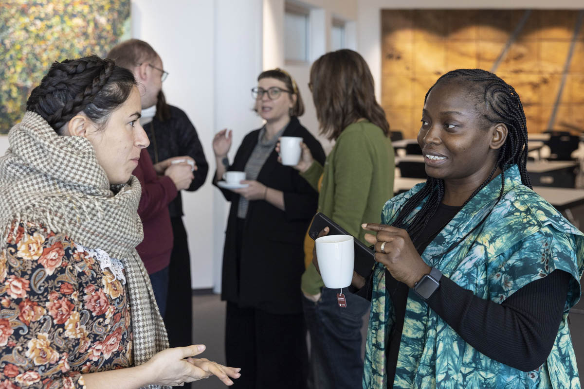 People chatting in the ZiF cafeteria during the coffee break