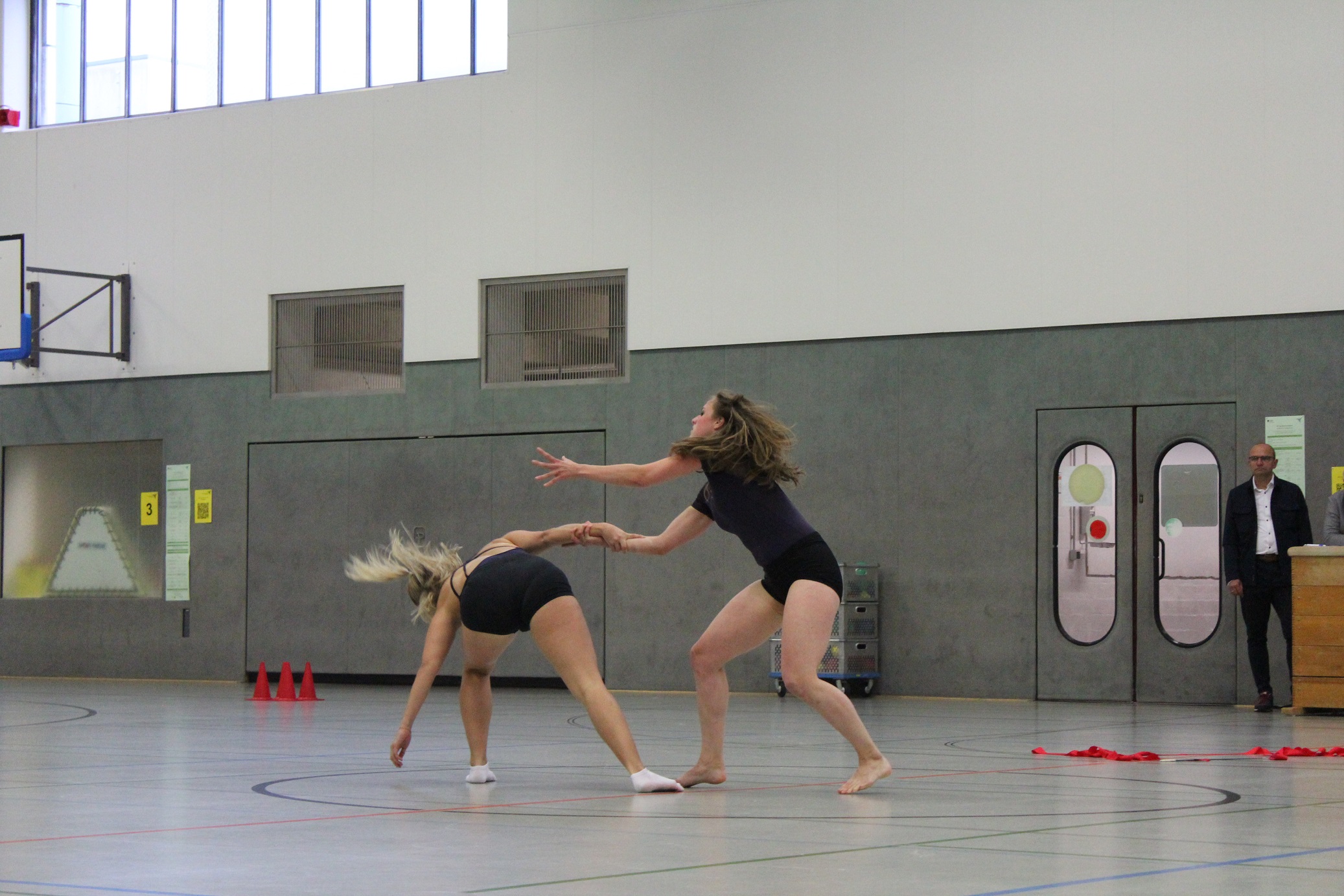 Zwei Frauen tanzen in der Sporthalle