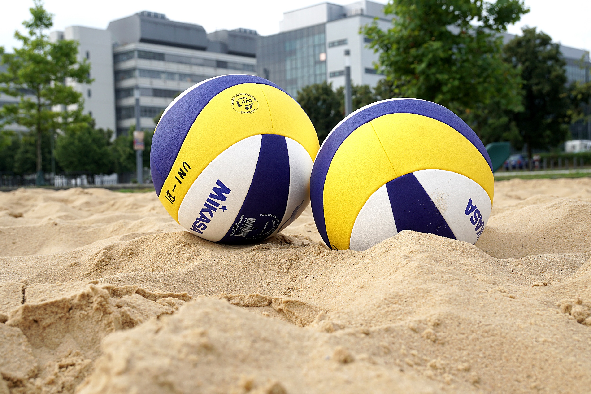 Zwei Beachbälle liegen im Sand