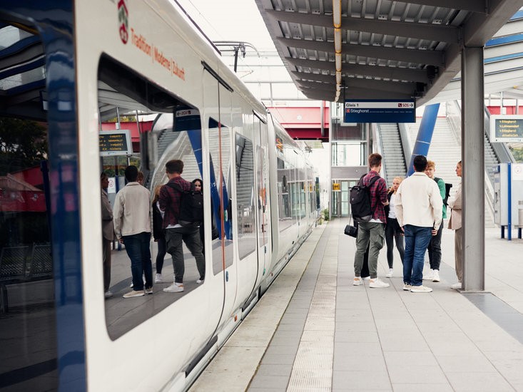 Studierende an der Sraßenbahn-Station