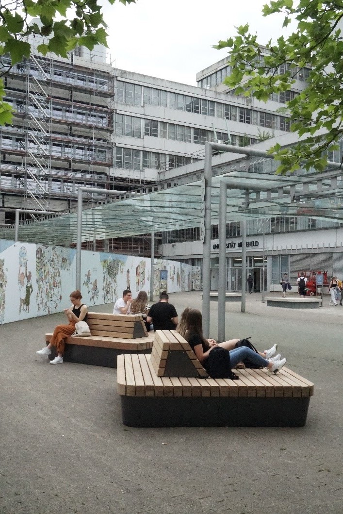 Neue Sitzmöbel mit Holzauflage in der Uni-Halle, im Wartebereich des Studierendensekretariats sowie auf dem Vorplatz des Universitätshauptgebäudes 