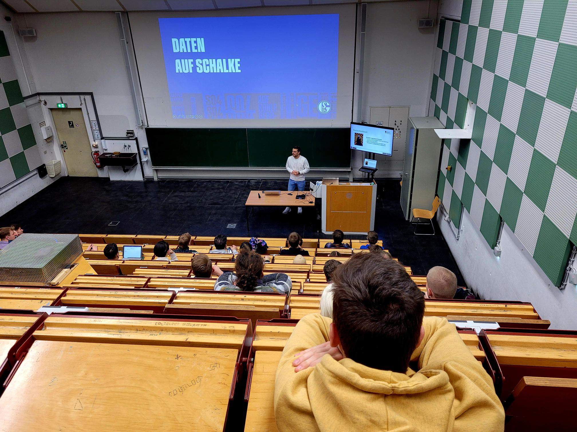 Blick von oben auf Vortrag im Hörsaal