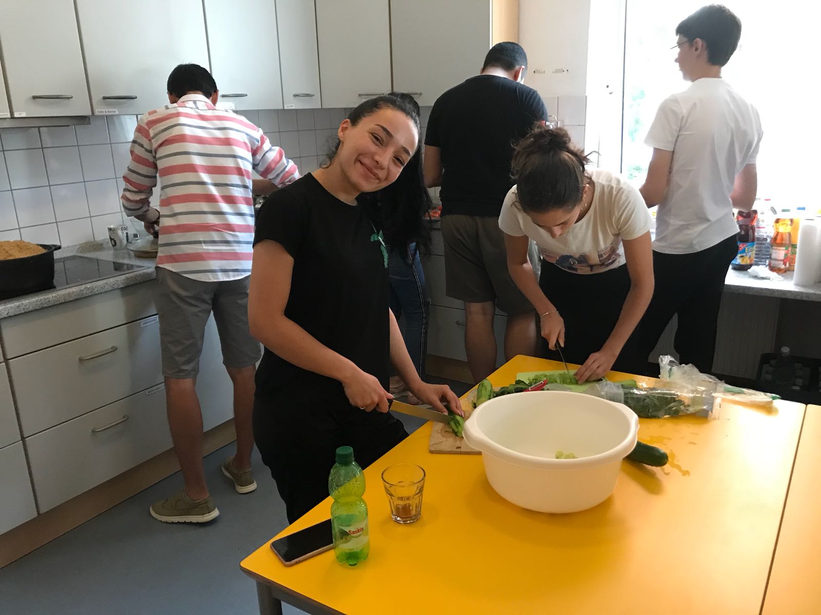 Teilnehmende der Sommerkurse kochen gemeinsam