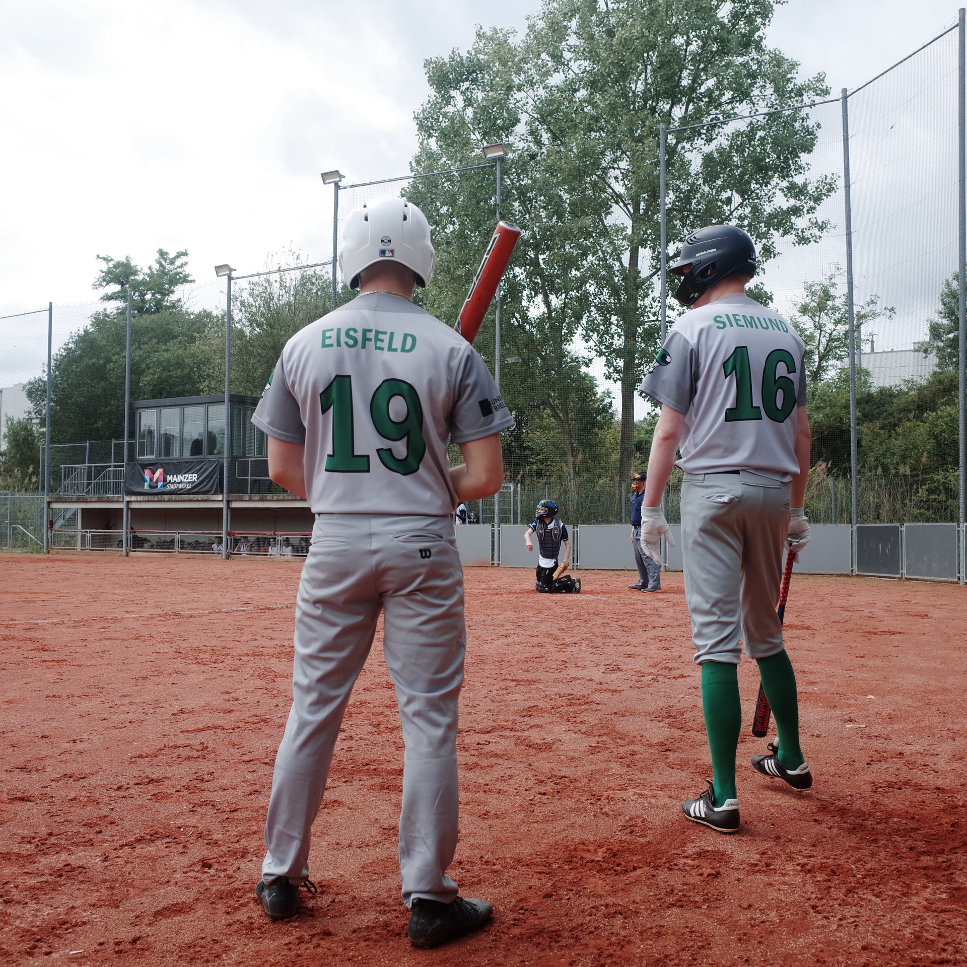 zwei Spieler der Beavers mit Schlägern und Helmen sind von hinten zu sehen