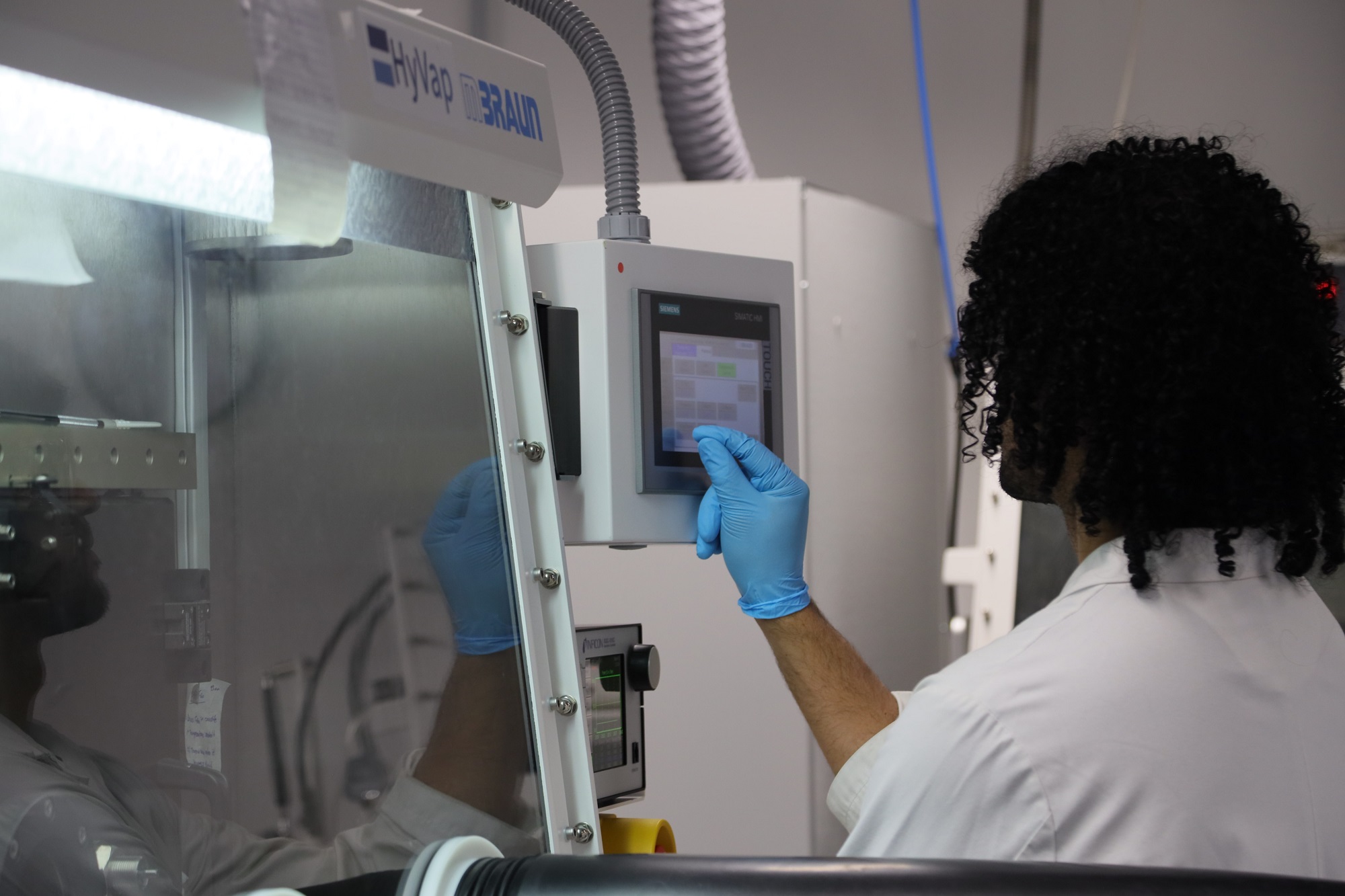 One of our group members working at a glovebox at the Helmholtz Centre in Berlin