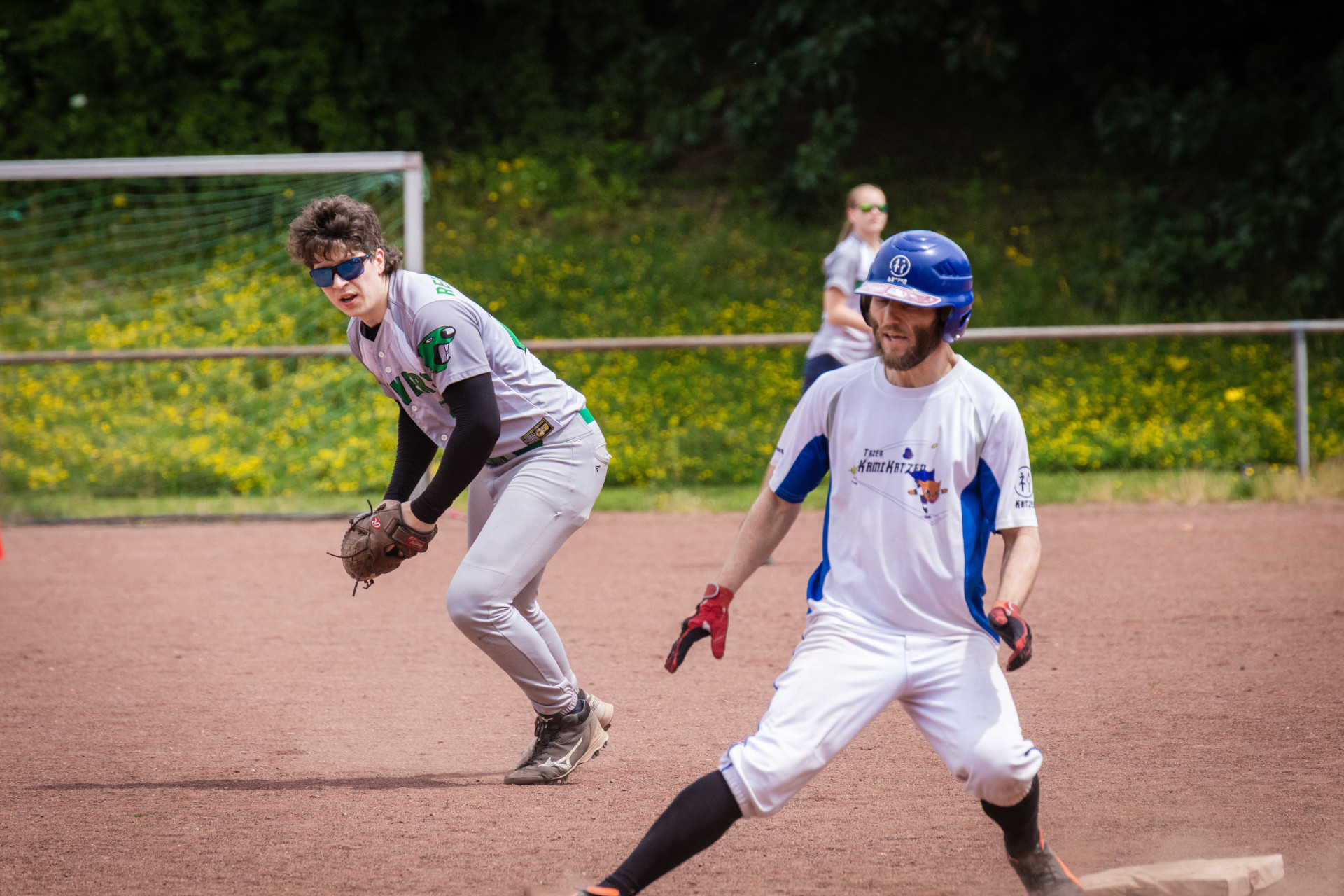 der Shortstop der Beavers hat den Ball im Handschuh und schaut zur zweiten Base, wo ein gegnerischer Runner anhält